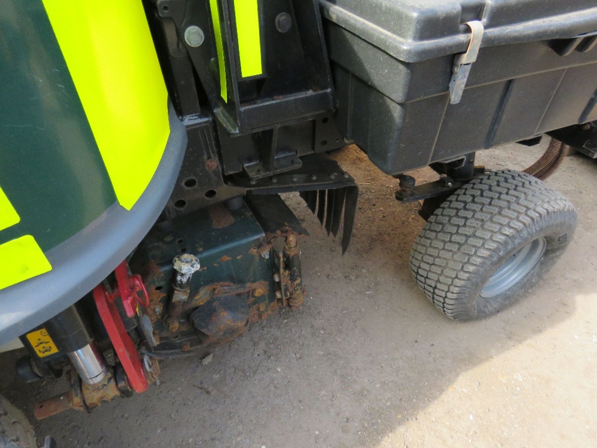 HAYTER LT324 4WD TRIPLE GANG RIDE ON MOWER - Image 3 of 4