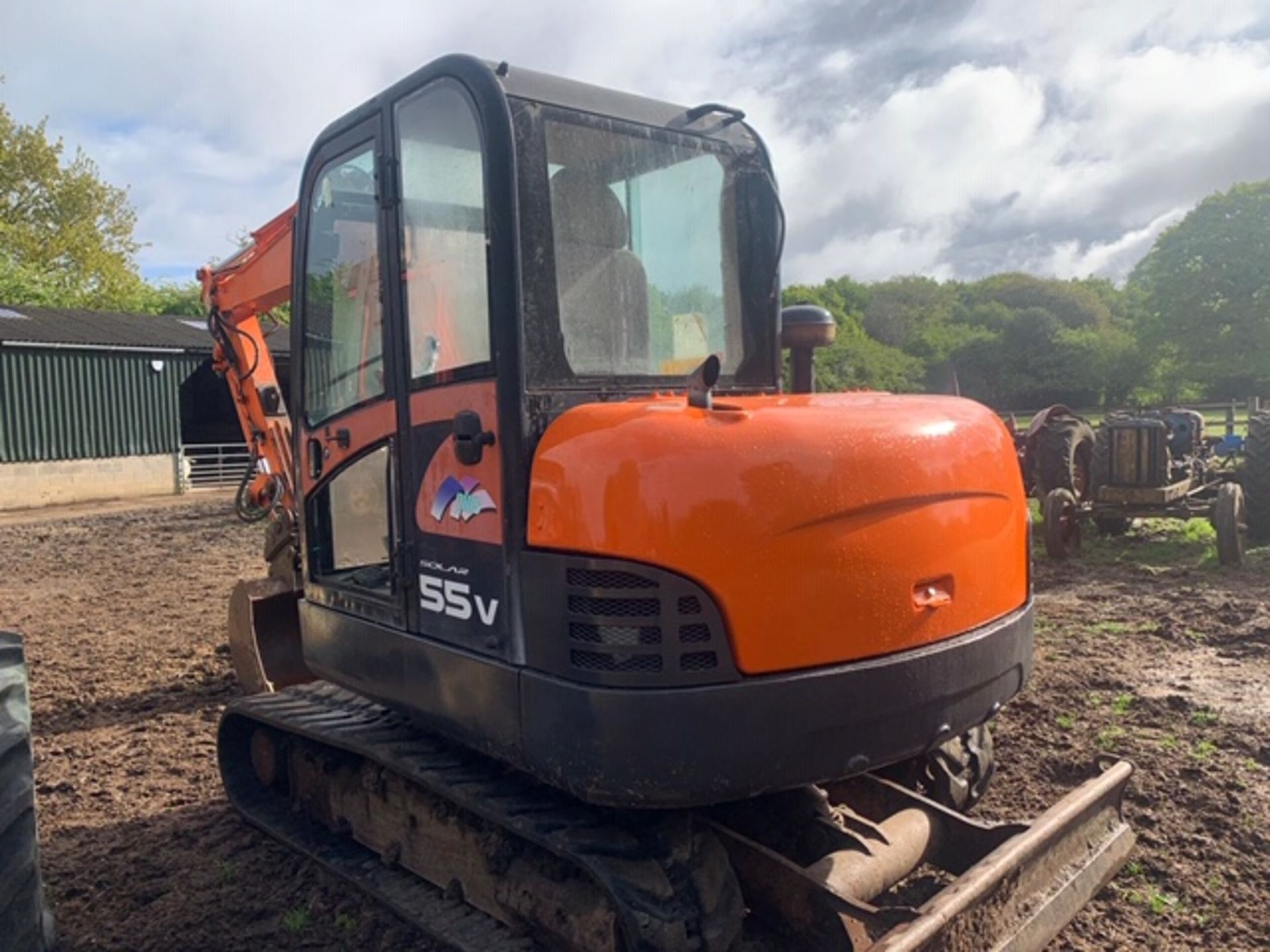 DAEWOO 55PLUS 5.5 TONNE RUBBER TRACKED EXCAVATOR. SUPPLIED WITH 3 BUCKETS AND QUICK HITCH. HOUR - Image 2 of 2