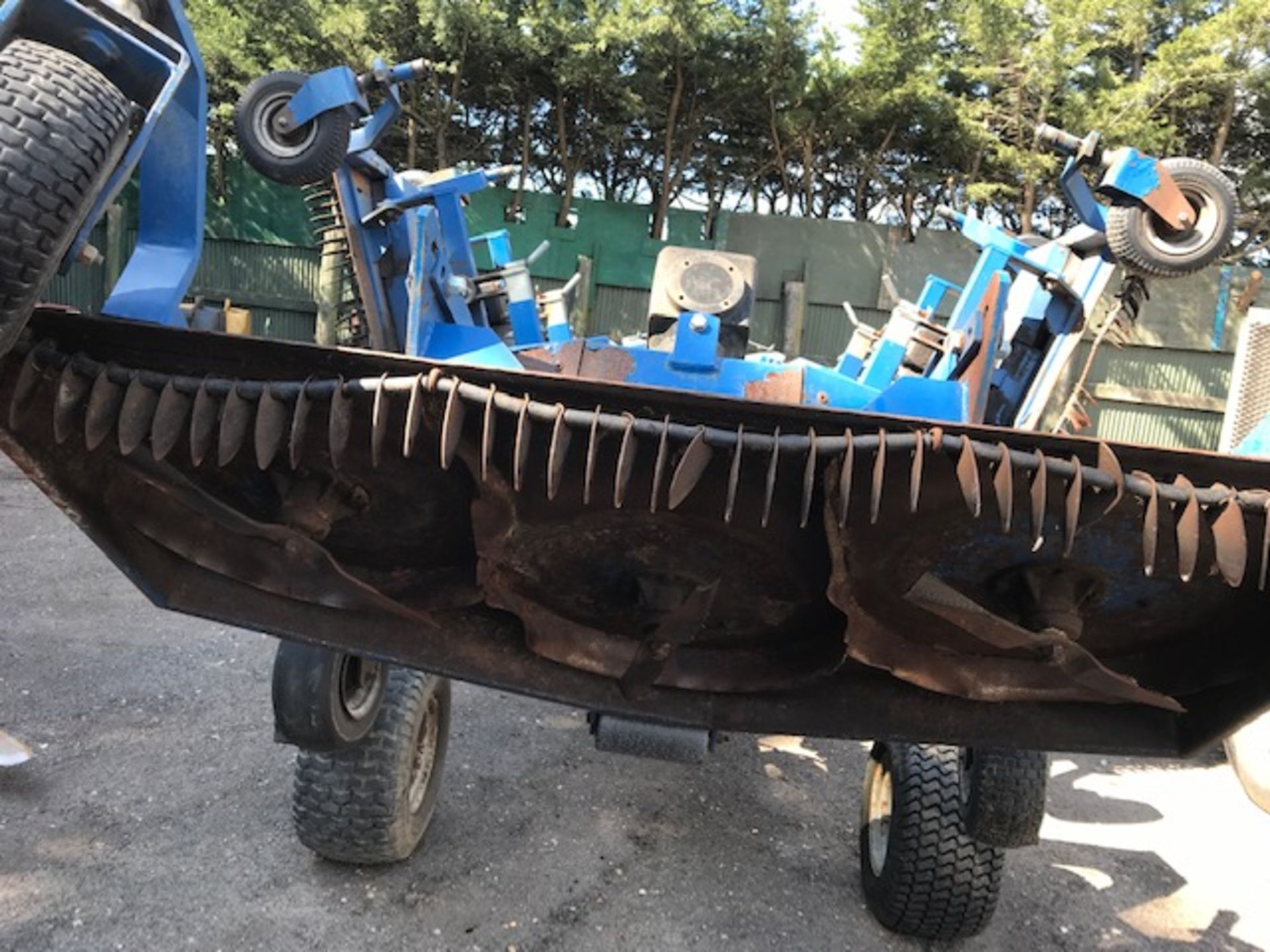 PORT AGRIC NIMROD 12 TRAILED BATWING ROTARY MOWER SET. DIRECT FROM GOLF CLUB, CURRENTLY USED - Image 8 of 10