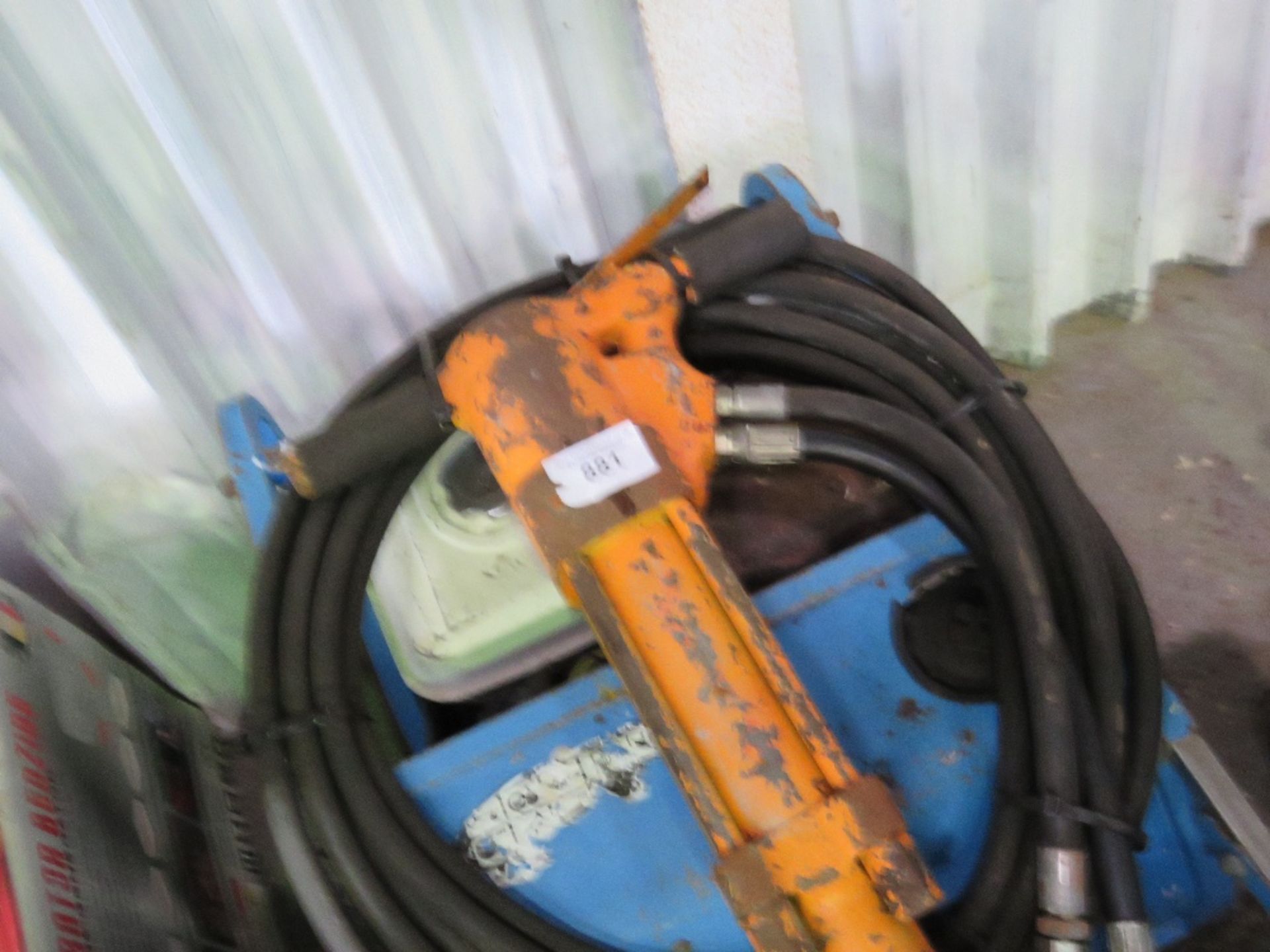Blue hydraulic breaker pack c/w hose and gun - Image 2 of 3