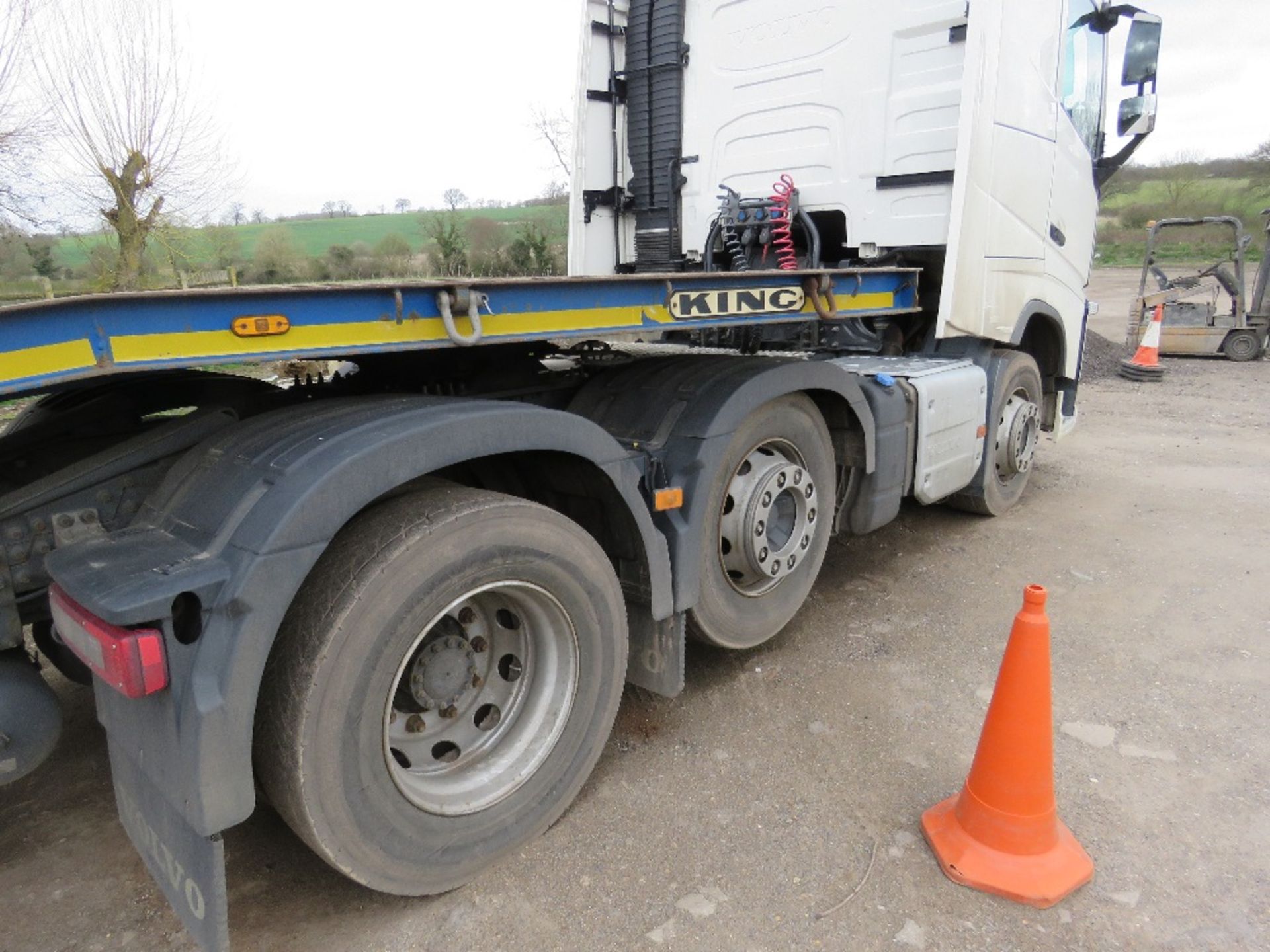 VOLVO FH13 MID LIFT TRACTOR UNIT REG: KX65 PHY with King trailer - Image 10 of 11