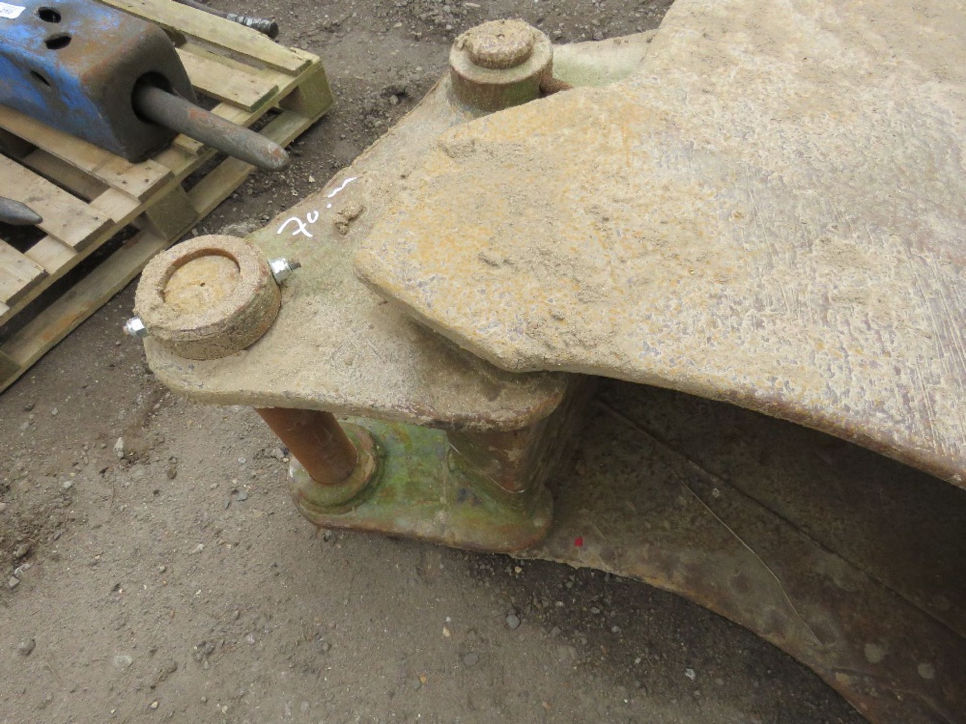 Geith 2ft toothed excavator bucket on 70mm pins, previously used on 18tonne Hyundai machine - Image 2 of 3