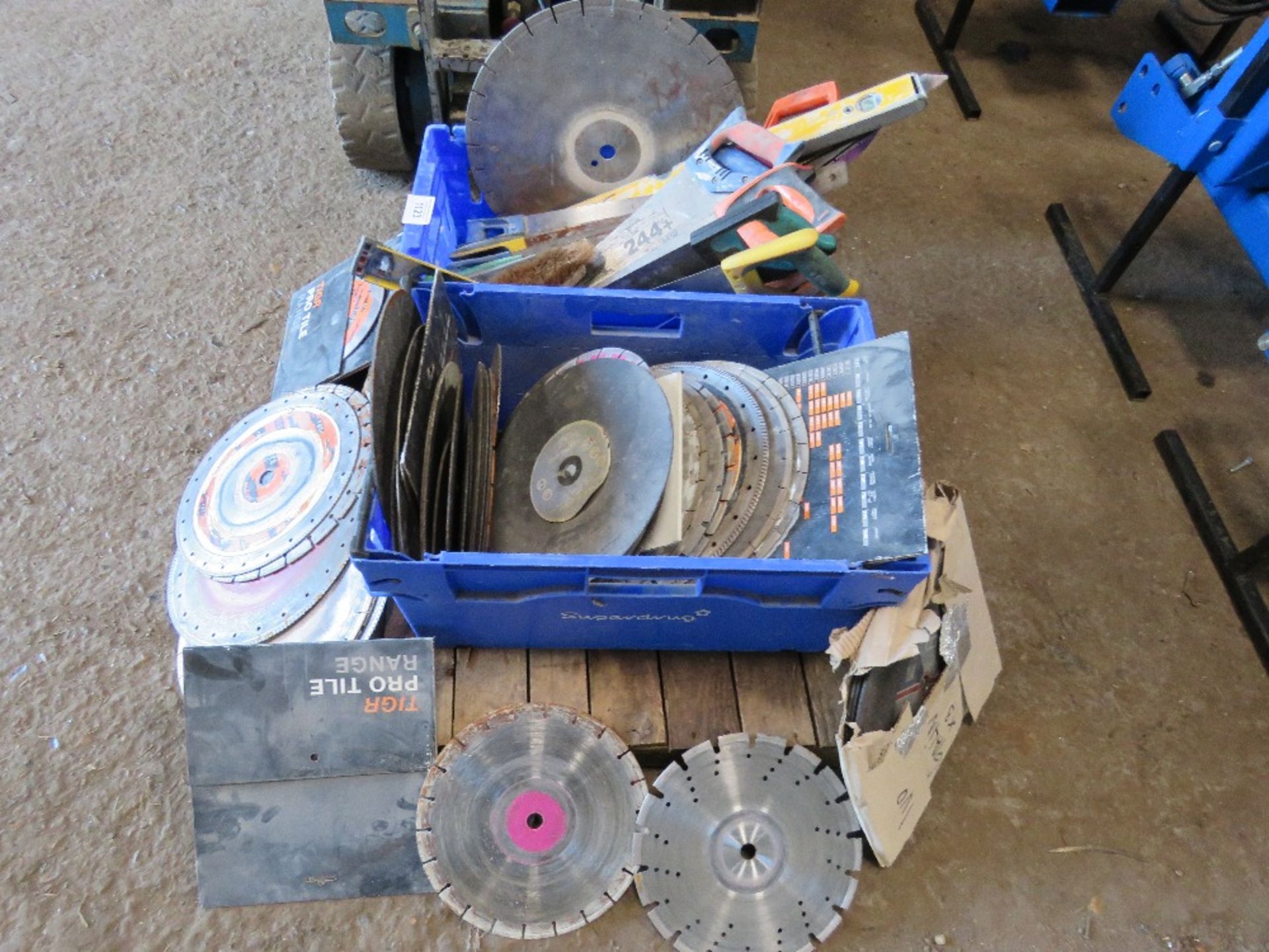 PALLET CONTAINING HAND SAWS AND MASONARY SAW BLADES ETC. DIRECT FROM COMPANY LIQUIDATION. All - Image 2 of 3
