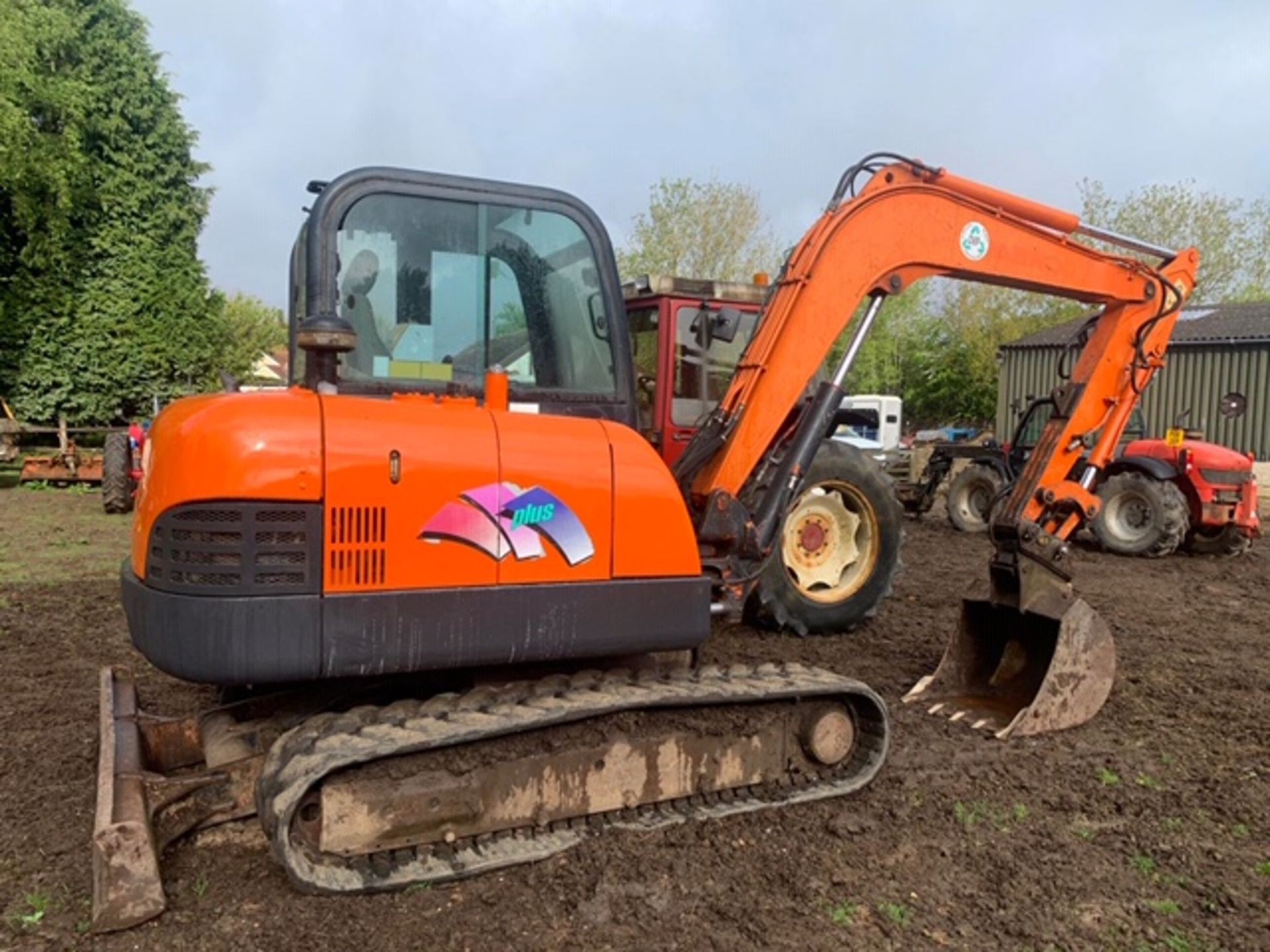 DAEWOO 55PLUS 5.5 TONNE RUBBER TRACKED EXCAVATOR. SUPPLIED WITH 3 BUCKETS AND QUICK HITCH. HOUR