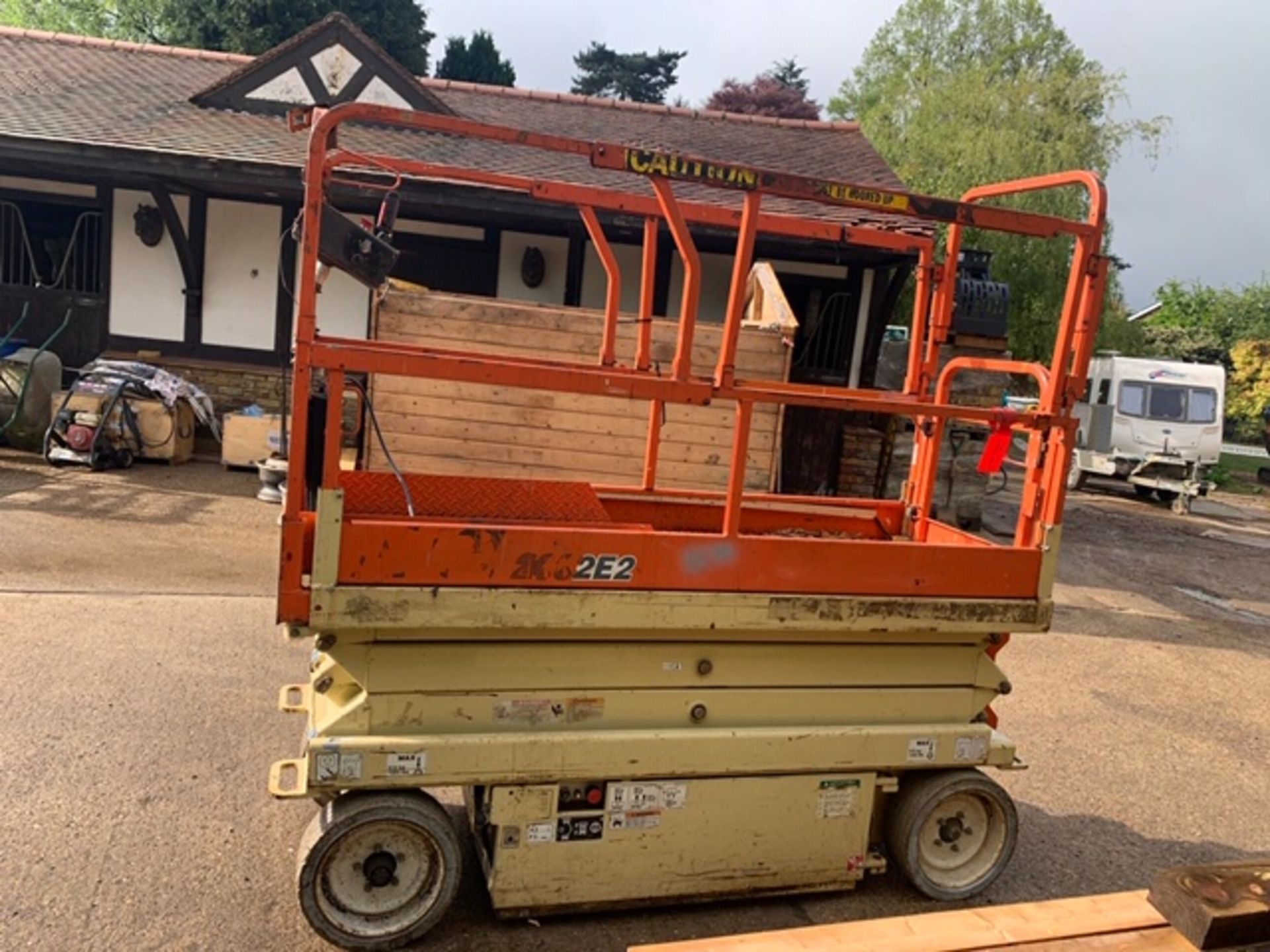 BATTERY POWERED SCISSOR LIFT UNIT MODEL 2662E2 RECENT BATTERY REPLACEMENT WHNE TESTED WAS SEEN TO