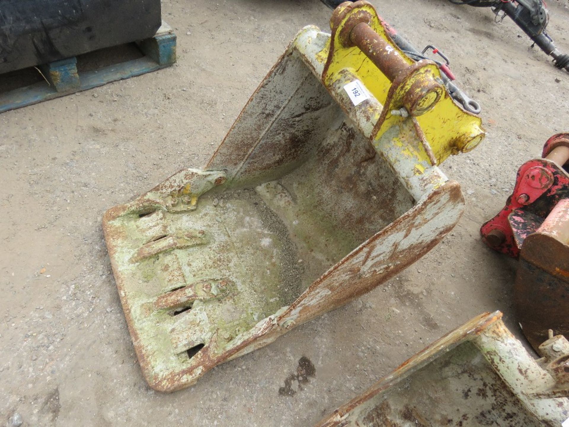 24" EXCAVATOR BUCKET ON 45MM PINS