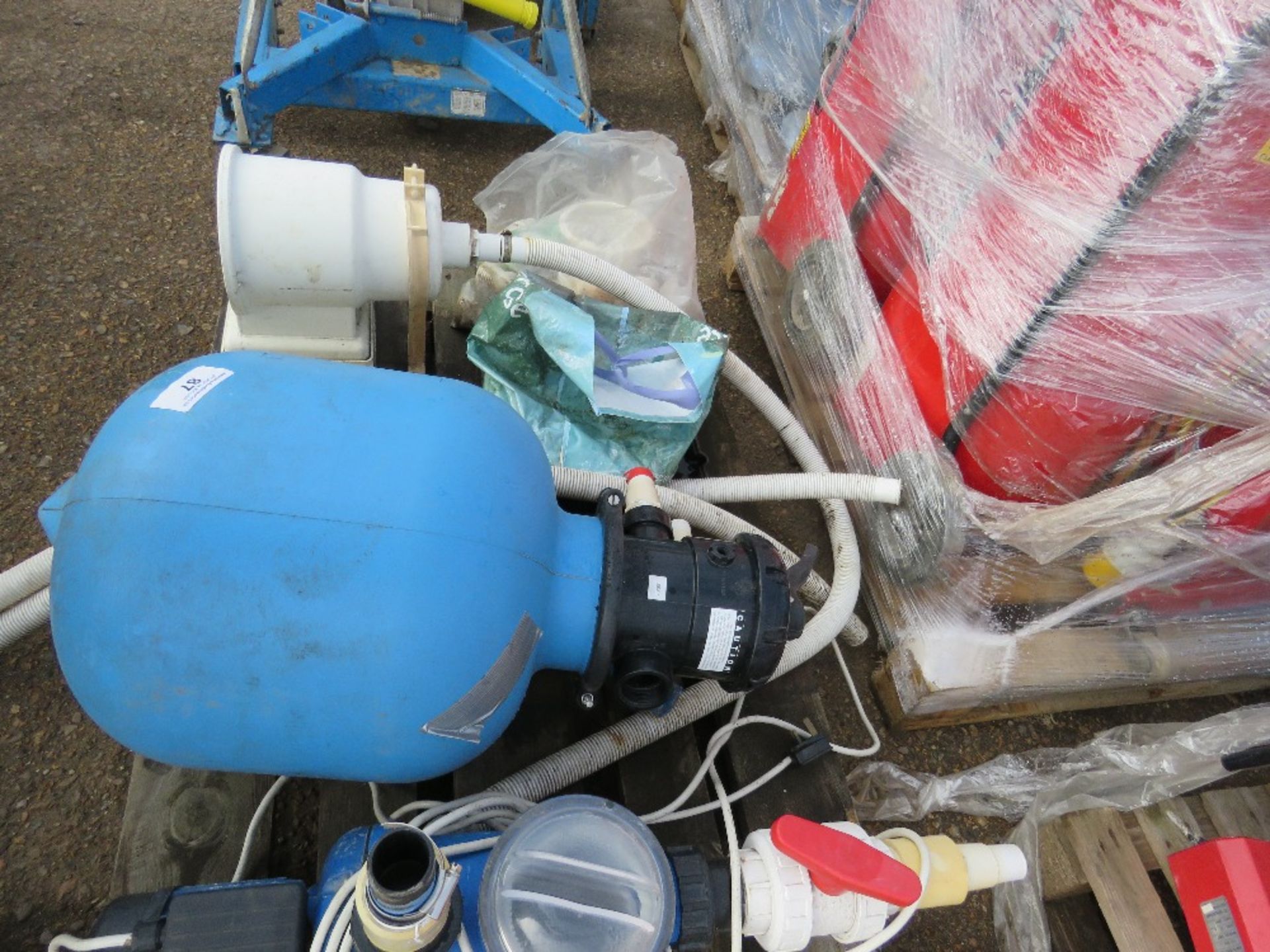 Swimming pool filter and pump system - Image 4 of 5