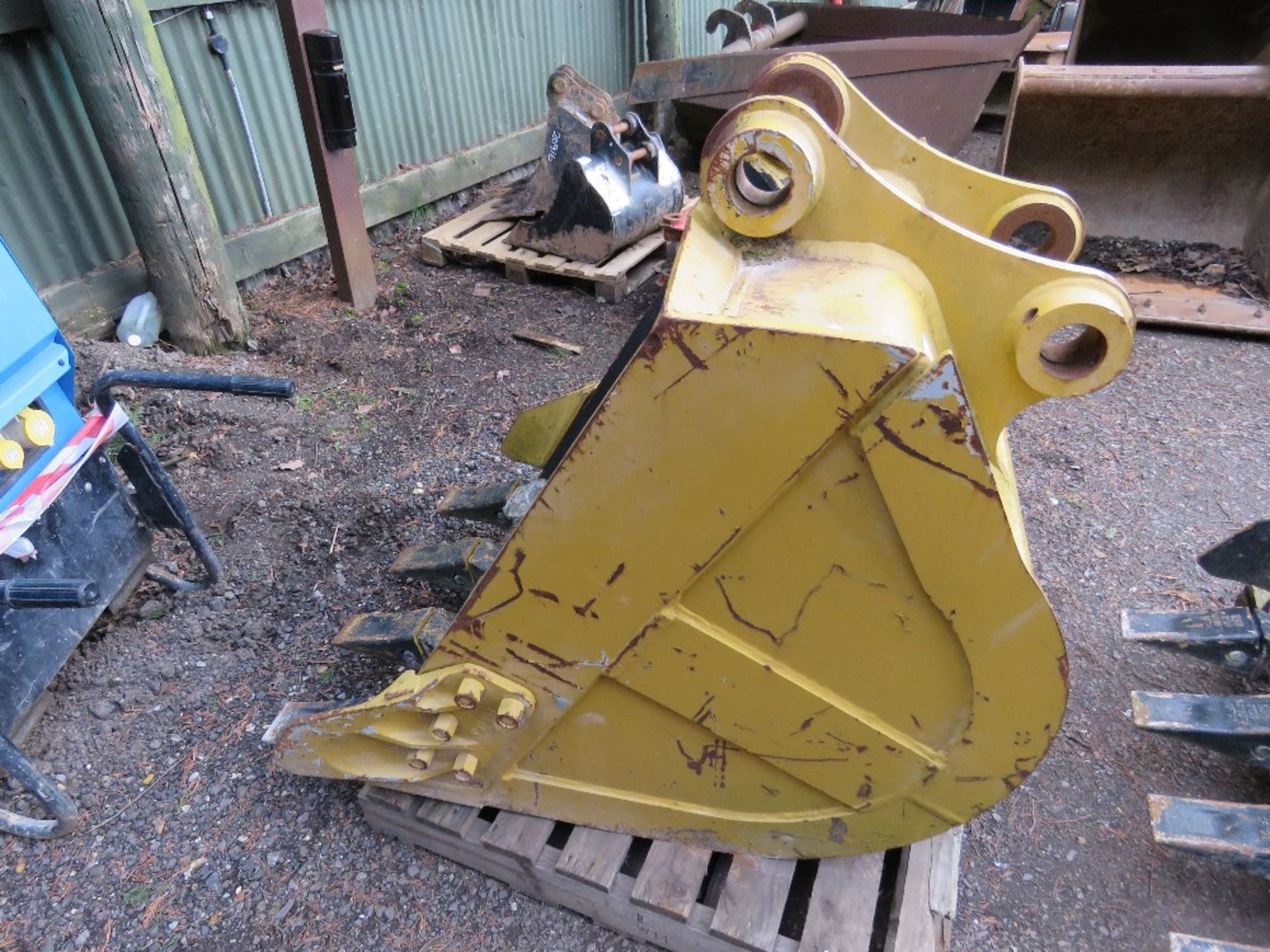 3ft Excavator digging bucket on 70mm pins, little used - Image 4 of 4