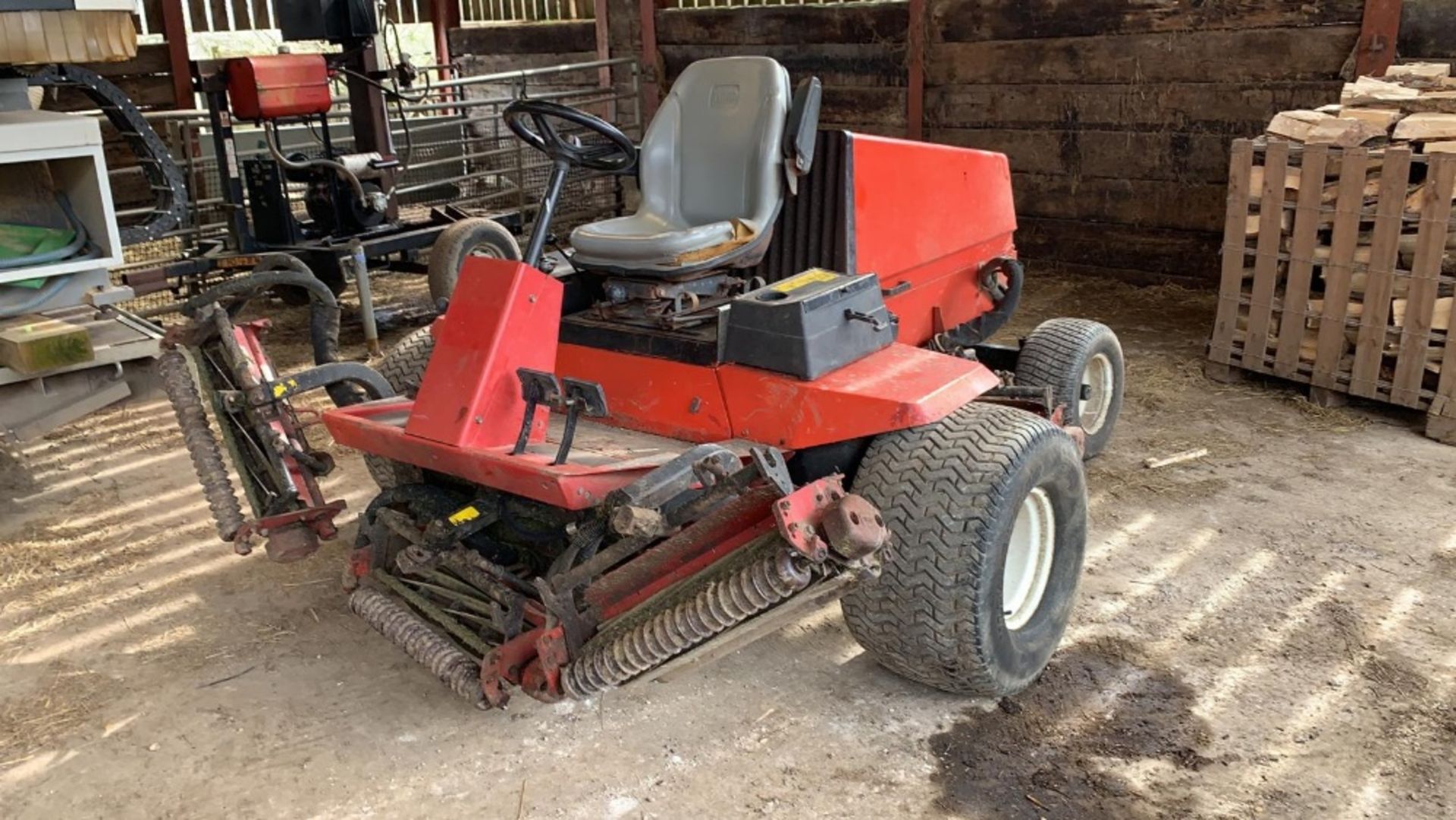 TORO REELMASTER 5400D 5 GANG MOWERS, DIESEL ENGINE, YEAR 2001, 3638 REC HRS. HYDRO DRIVE.VENDOR'S - Image 2 of 4