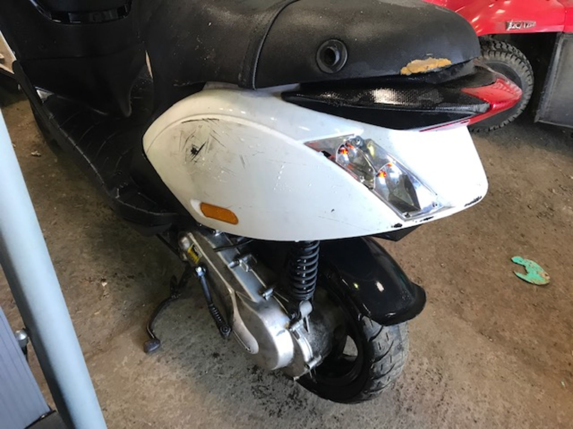 piaggio scooter for parts..incomplete...not registered..parts missing - Image 4 of 7