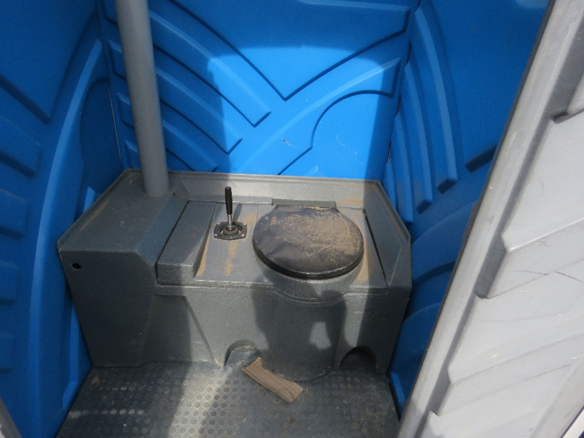 PORTABLE SITE TOILET - Image 2 of 4