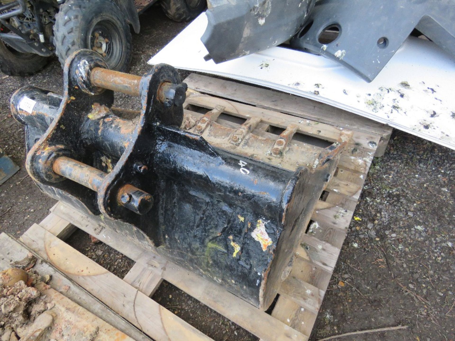 Toothed 3ft excavator digger bucket on 40mm pins