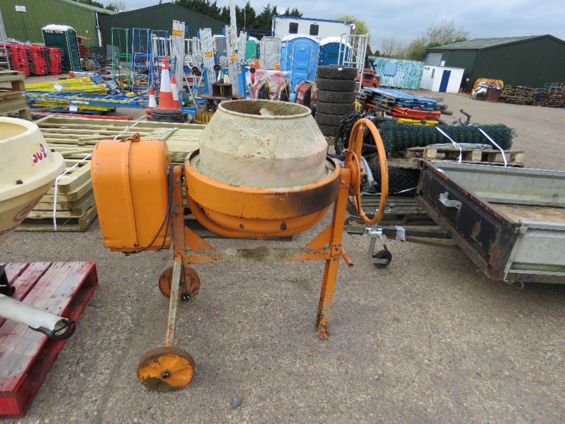 SMALL SIZED 240VOLT CEMENT MIXER
