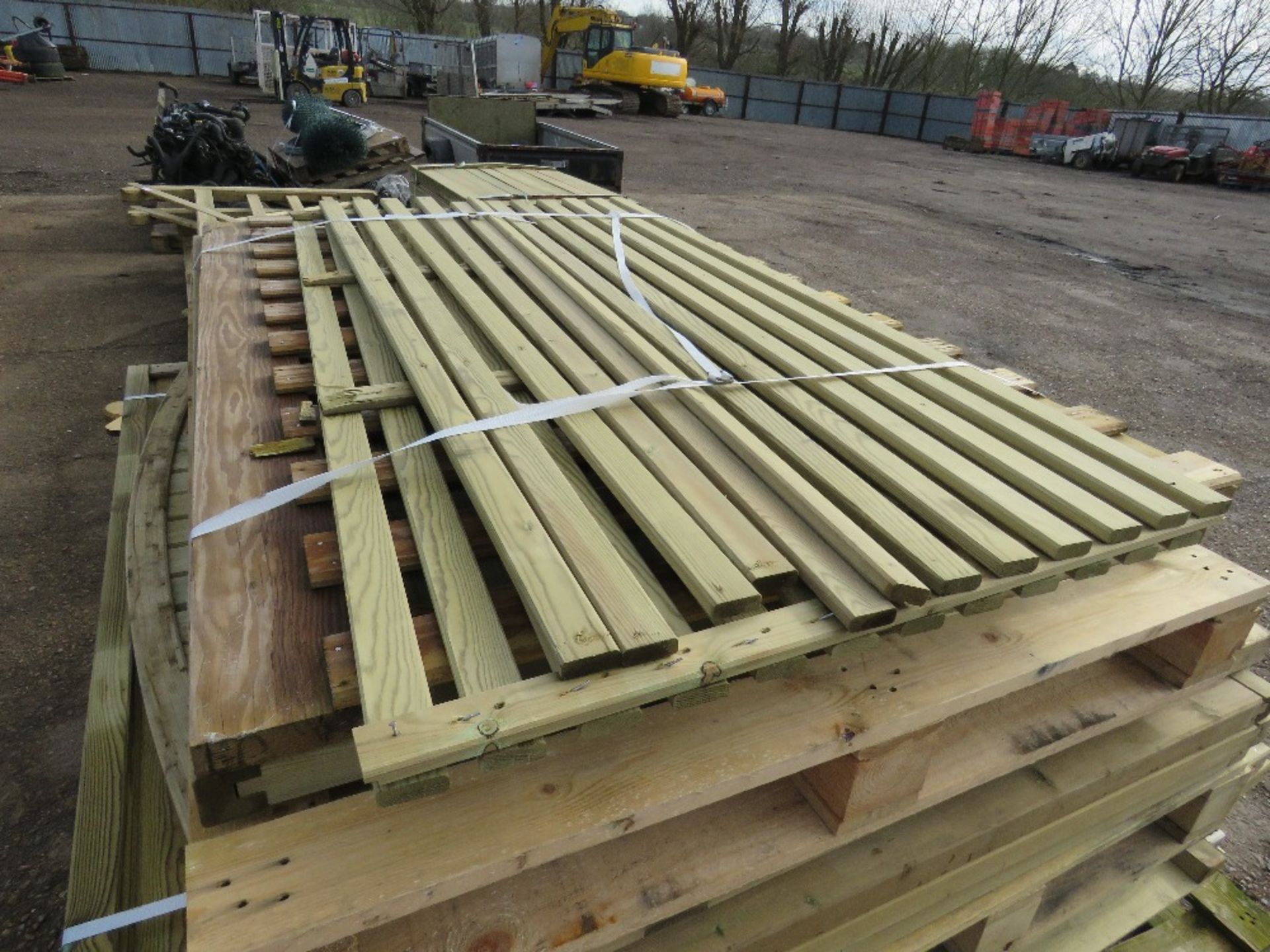 Stack of assorted fence panels, 11no. approx., various sizes - Image 2 of 3