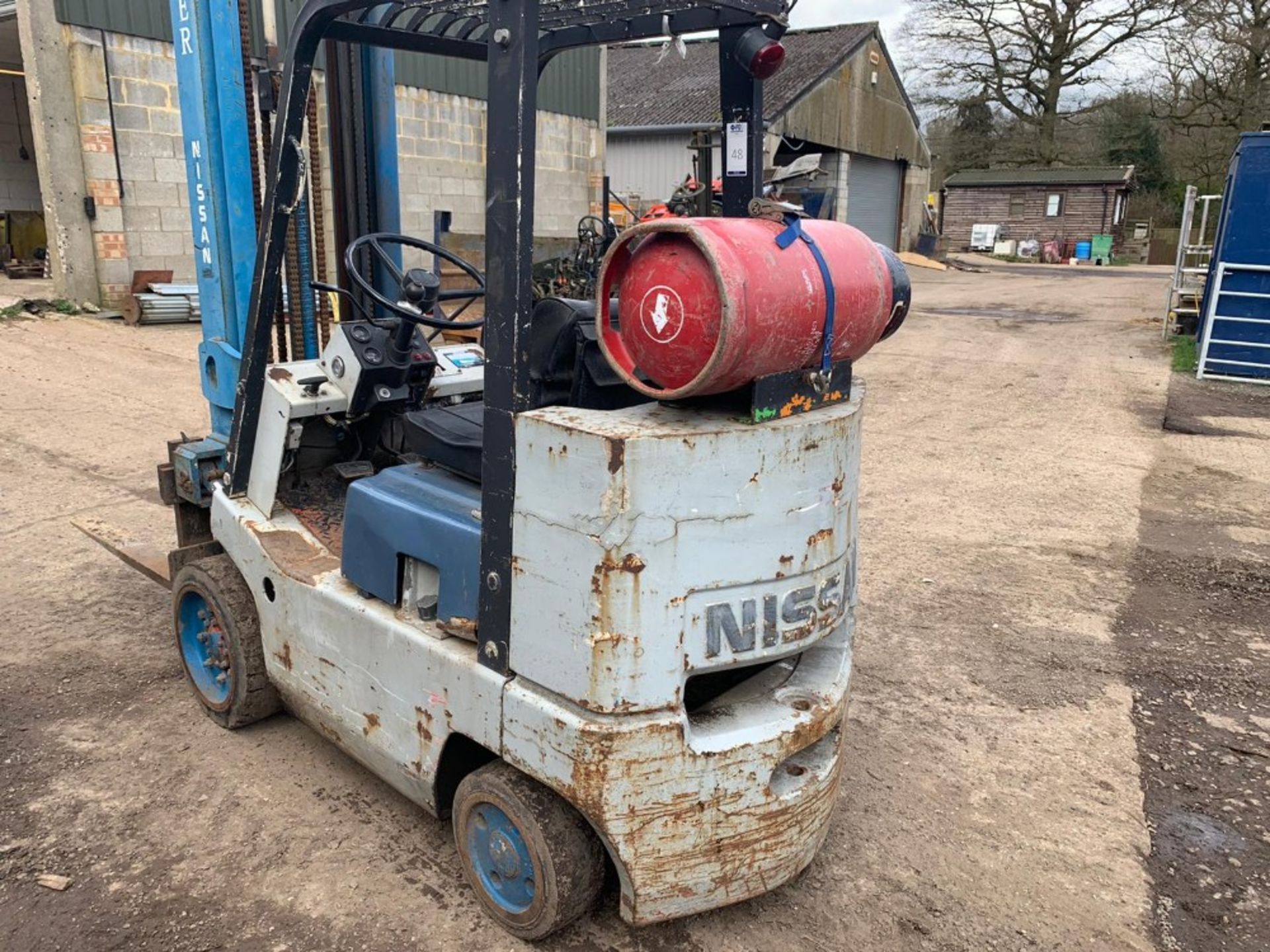 NISSAN CPF02 GAS POWERED FORKLIFT TRUCK, 7M LIFT HEIGHT, 2 TONNE LIFT, HOUR CLOCK BLANK, YEAR - Image 3 of 5