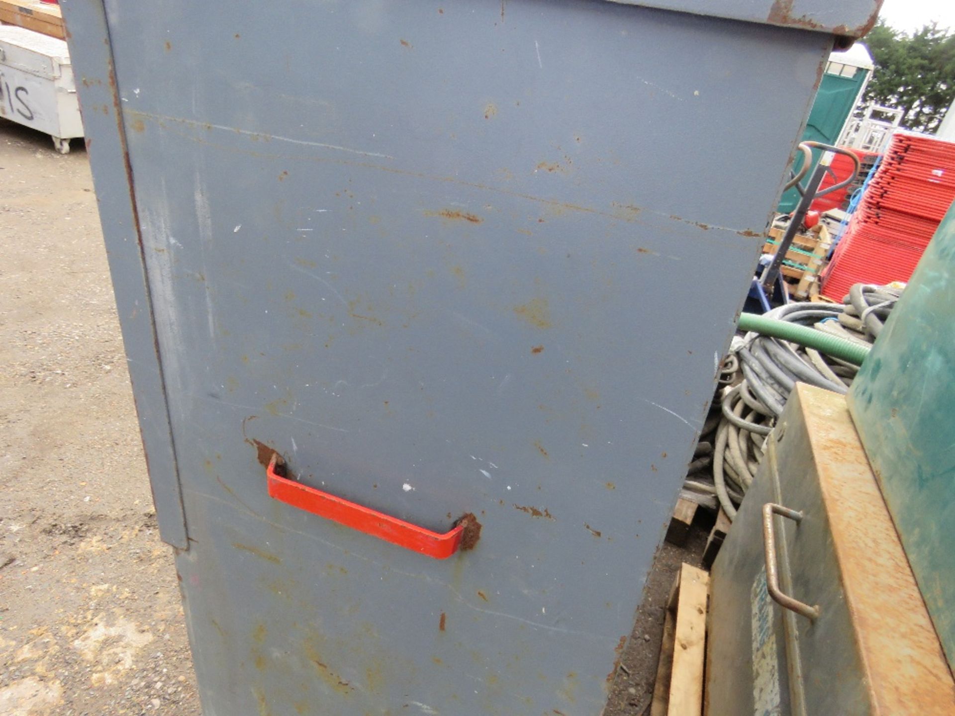 Large wheeled tool safe, no keys - Image 3 of 3