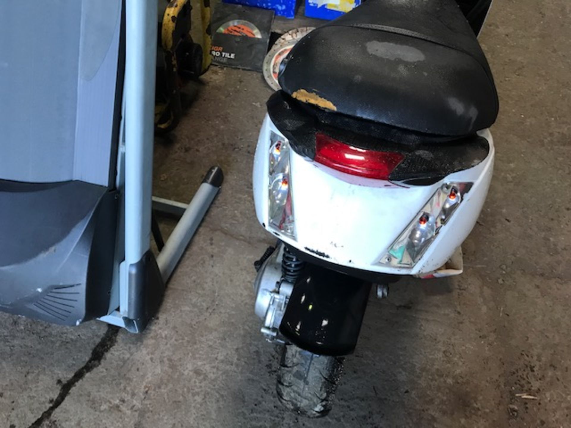 piaggio scooter for parts..incomplete...not registered..parts missing - Image 3 of 7