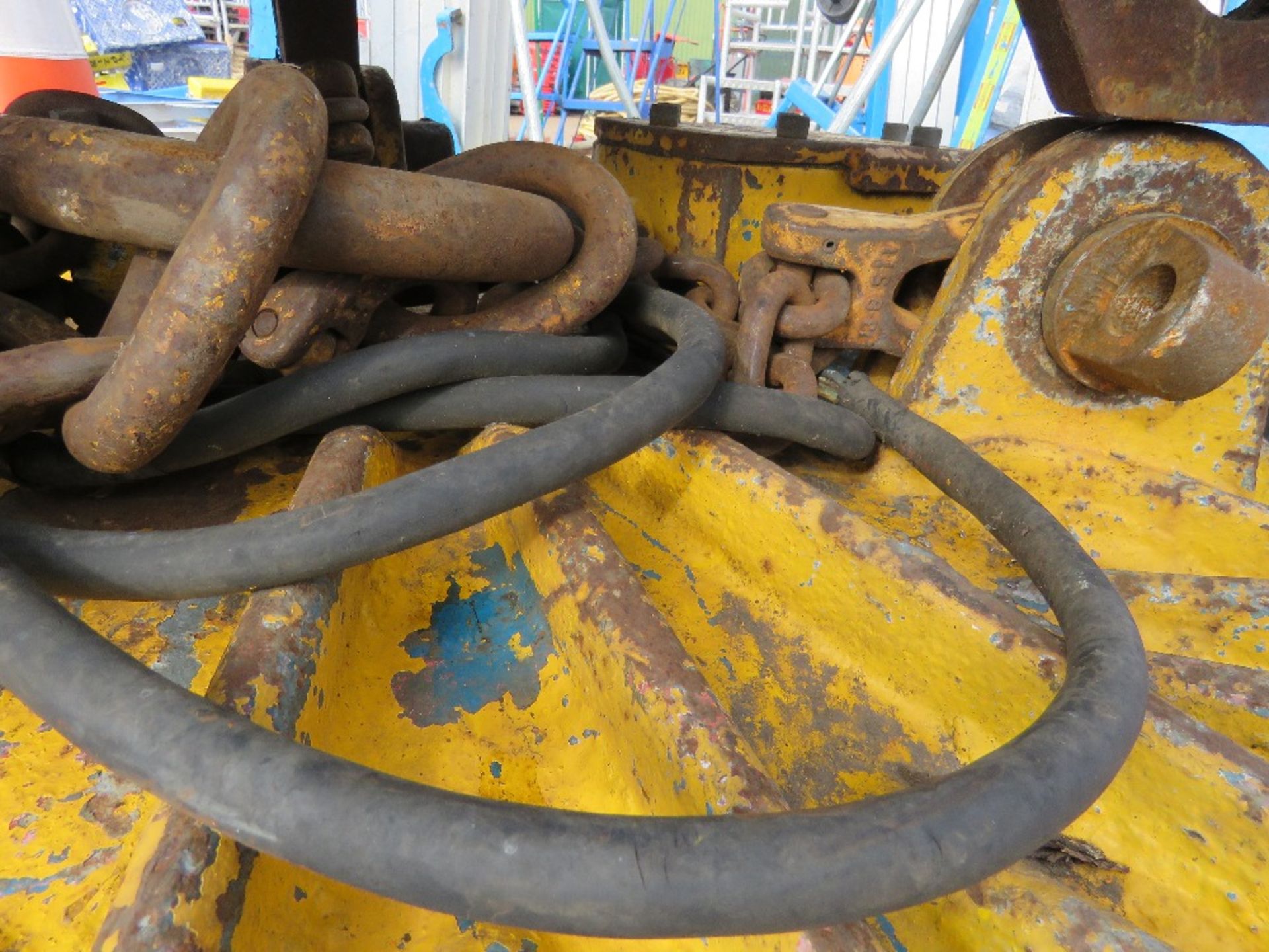 Electro magnet plus top hat unit for scrap handling, working when removed, unused for two years - Image 3 of 4