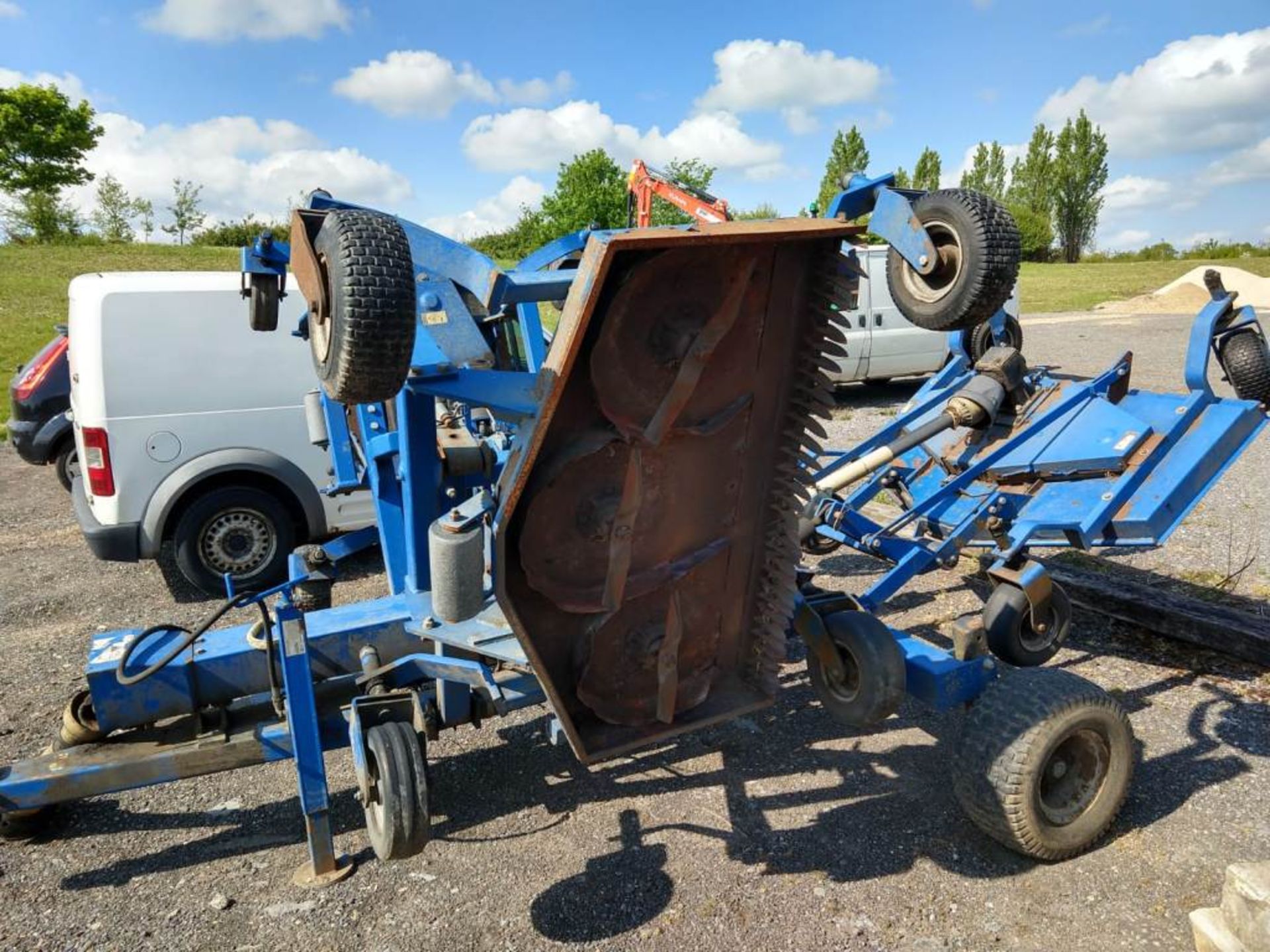 PORT AGRIC NIMROD 12 TRAILED BATWING ROTARY MOWER SET. DIRECT FROM GOLF CLUB, CURRENTLY USED - Image 2 of 10