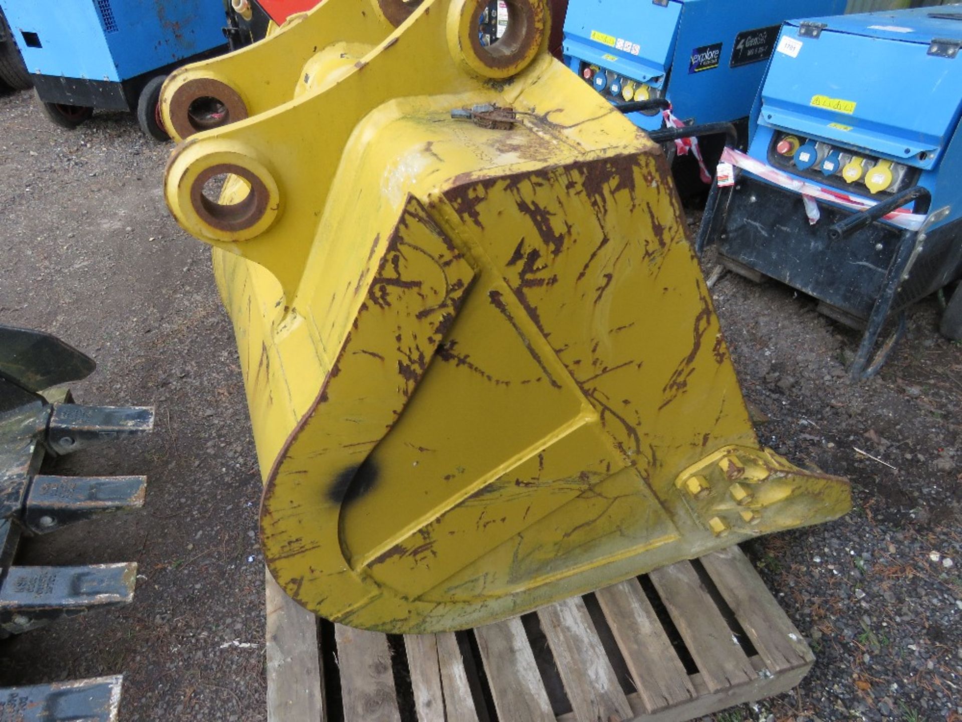 3ft Excavator digging bucket on 70mm pins, little used