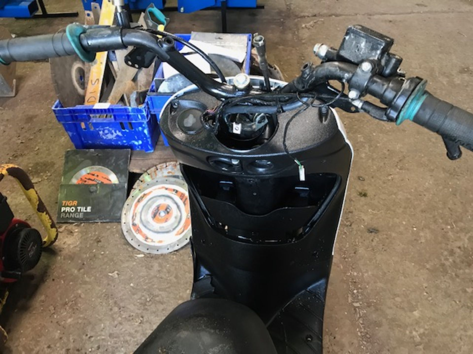 piaggio scooter for parts..incomplete...not registered..parts missing - Image 2 of 7