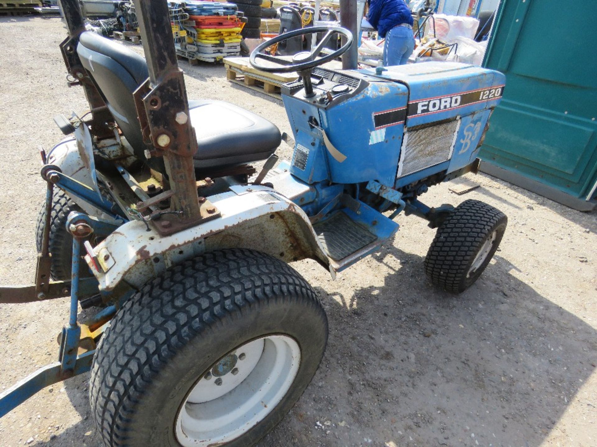 FORD 1220 4WD COMPACT TRACTOR WITH REAR LINKAGE HYDROSTATIC DRIVE - Image 4 of 5