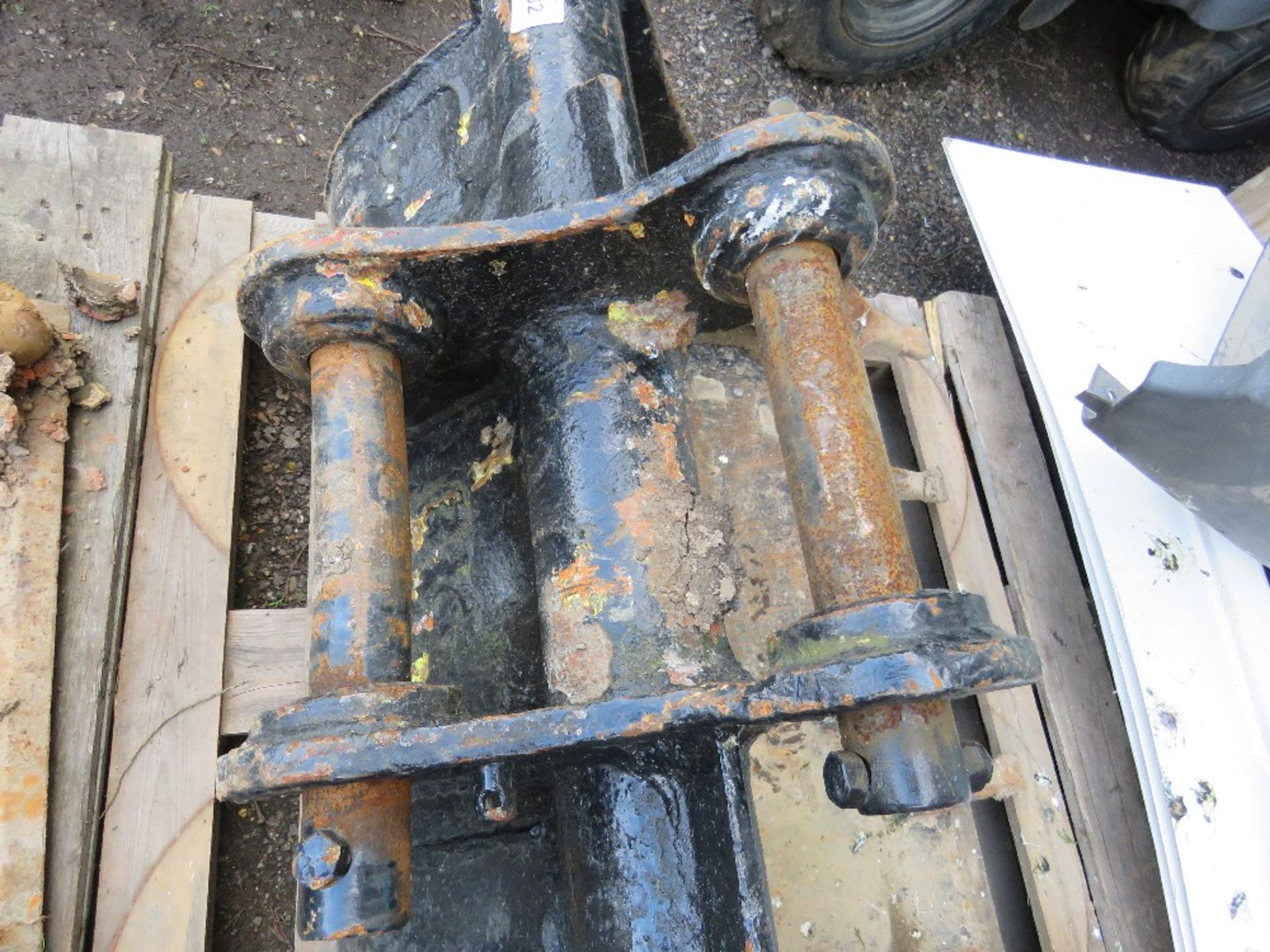 Toothed 3ft excavator digger bucket on 40mm pins - Image 3 of 3