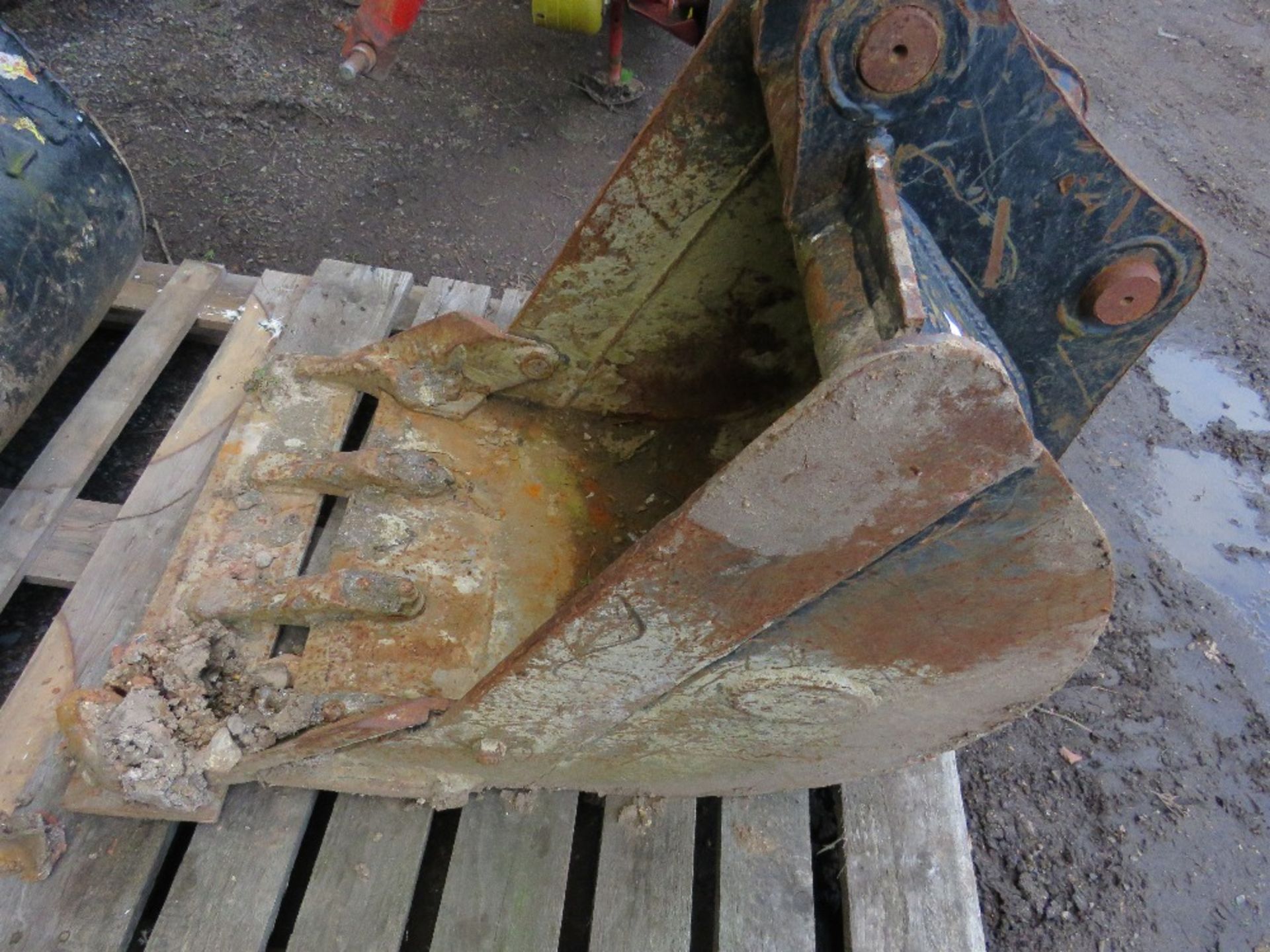 Excavator 2ft bucket on 40mm pins