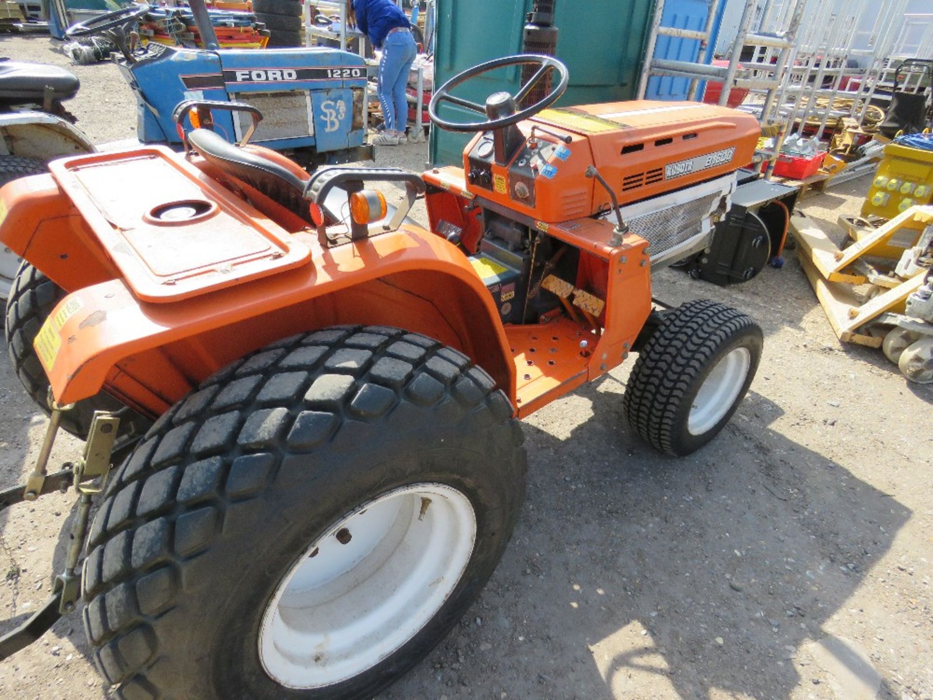 KUBOTA B1600 4WD COMPACT TRACTOR ON GRASS TYRES WITH REAR LINKAGE, NO VAT ON HAMMER PRICE - Image 3 of 6