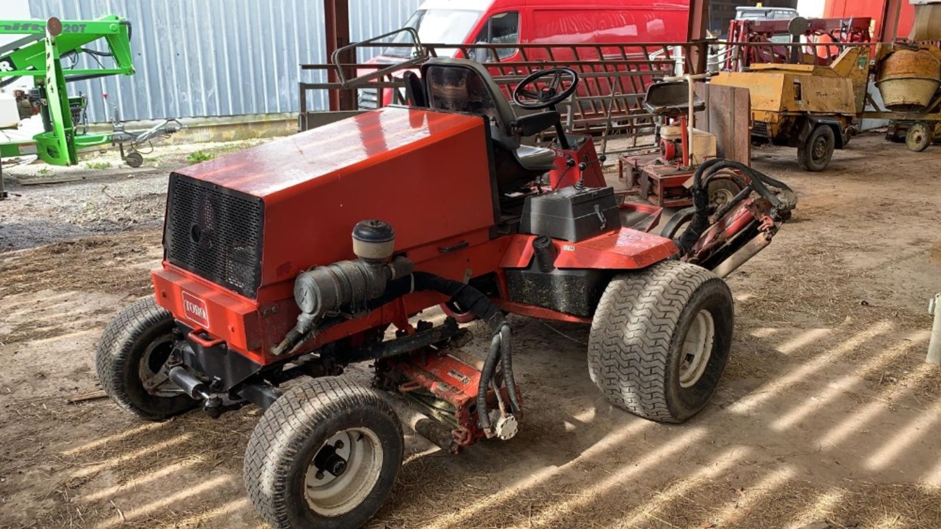 TORO REELMASTER 5400D 5 GANG MOWERS, DIESEL ENGINE, YEAR 2001, 3638 REC HRS. HYDRO DRIVE.VENDOR'S - Image 3 of 4