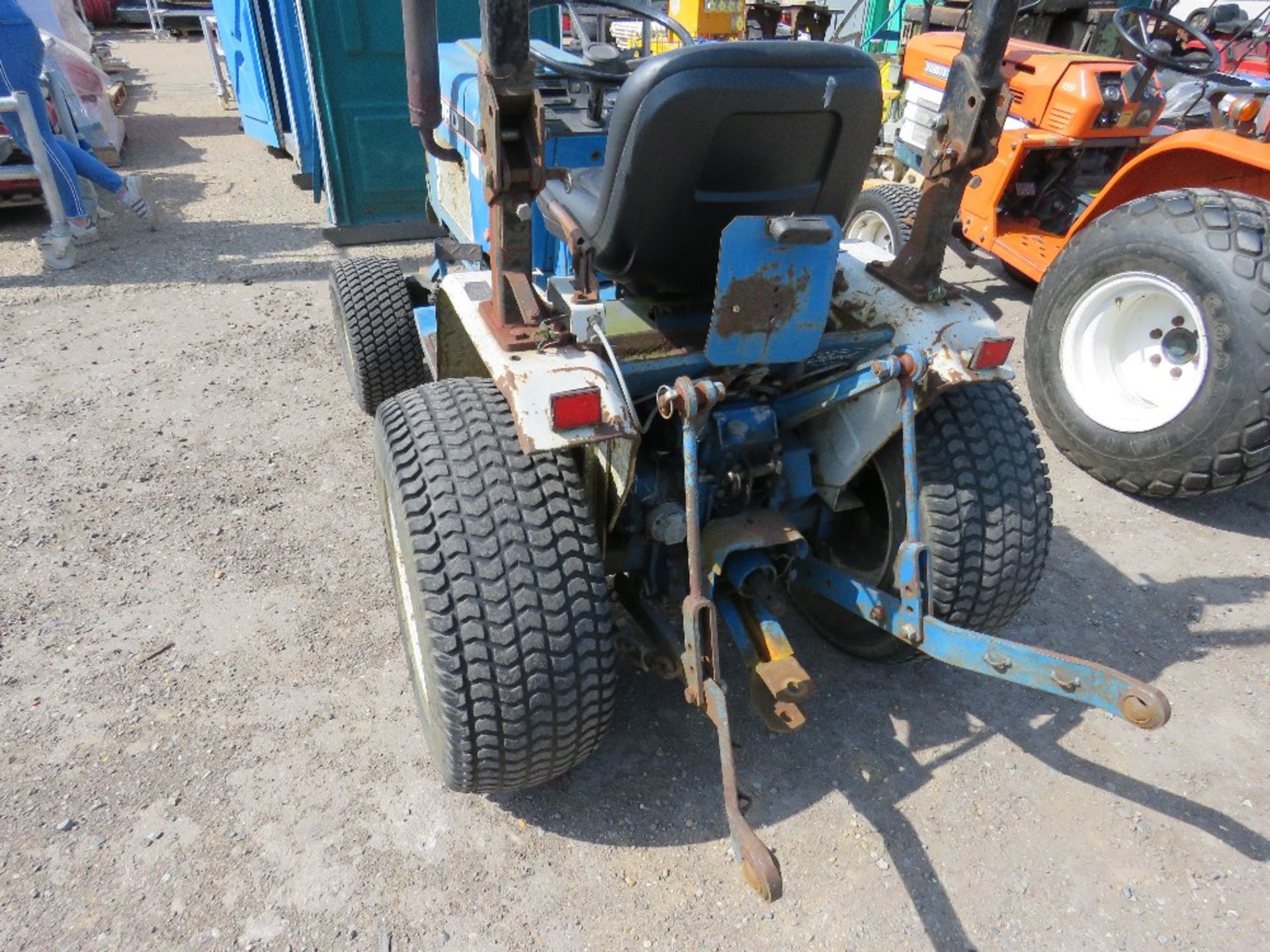 FORD 1220 4WD COMPACT TRACTOR WITH REAR LINKAGE HYDROSTATIC DRIVE - Image 3 of 5