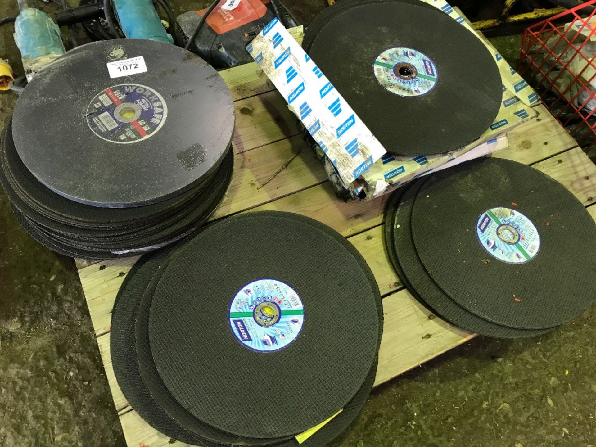 Large qty of cutting discs, mainly Norton 356mm