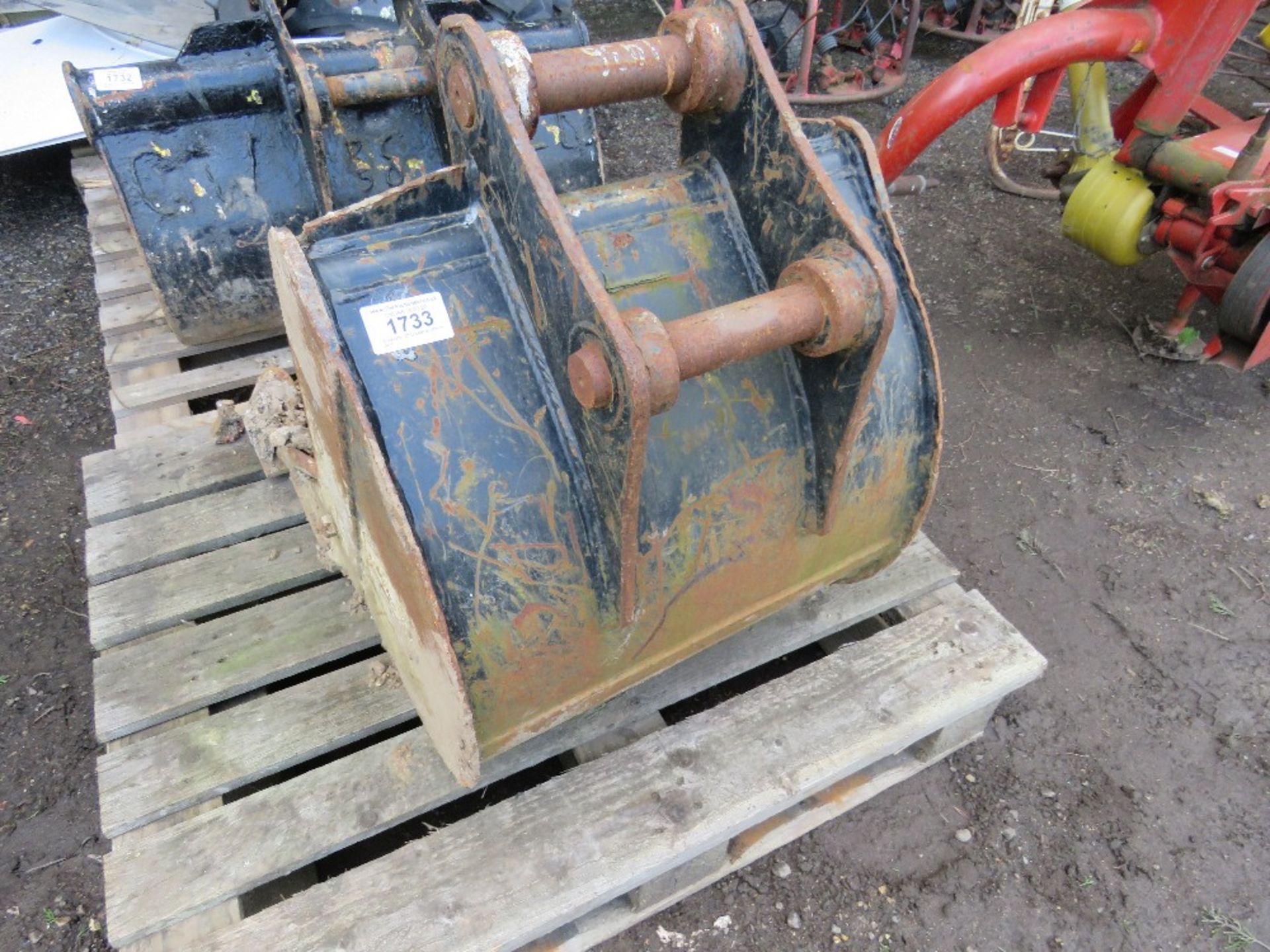 Excavator 2ft bucket on 40mm pins - Image 2 of 2