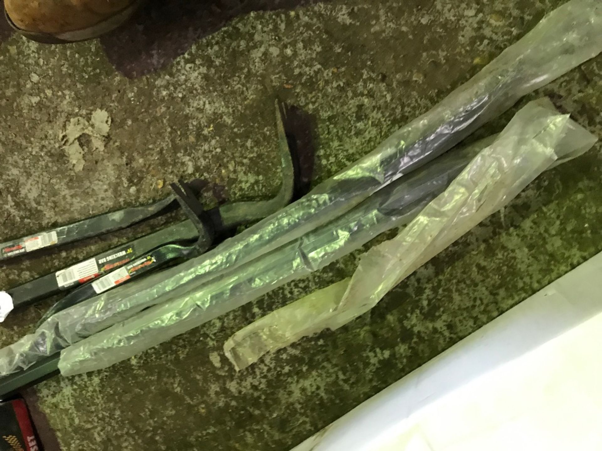 3no. Small and 2no. large crowbars - Image 2 of 3