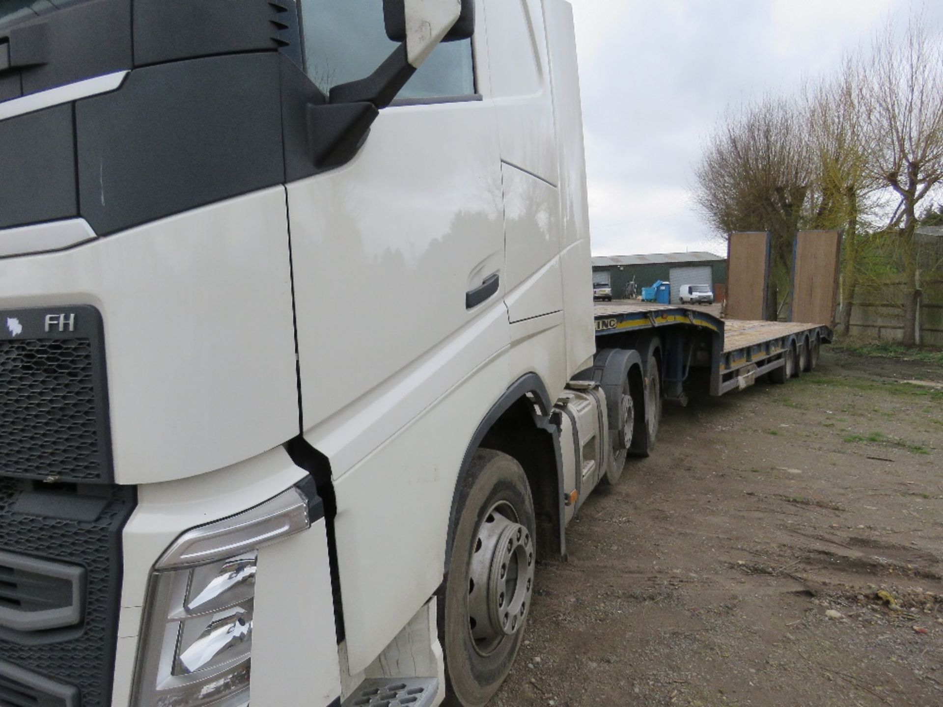 VOLVO FH13 MID LIFT TRACTOR UNIT REG: KX65 PHY with King trailer - Image 2 of 11