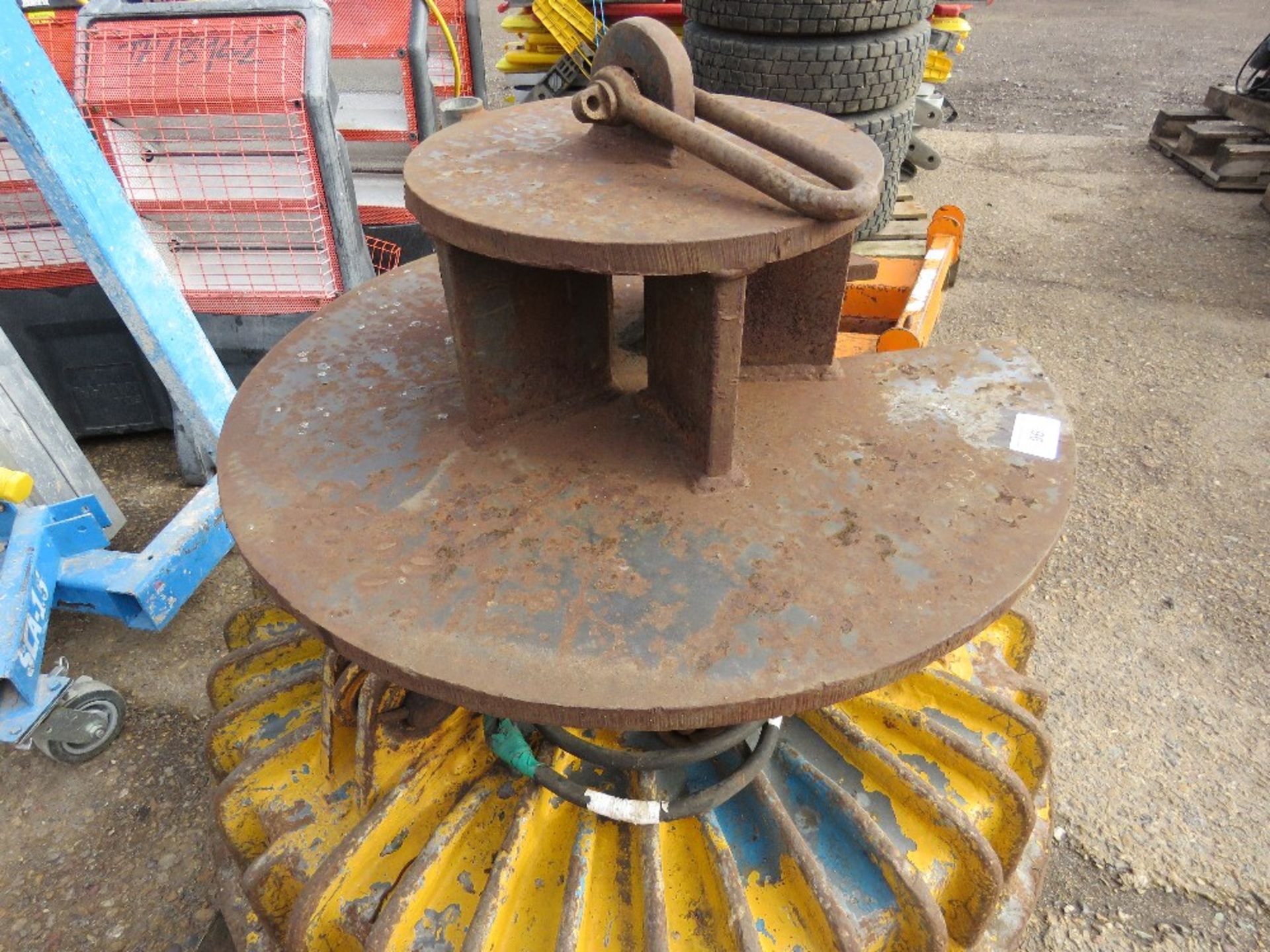 Electro magnet plus top hat unit for scrap handling, working when removed, unused for two years - Image 4 of 4
