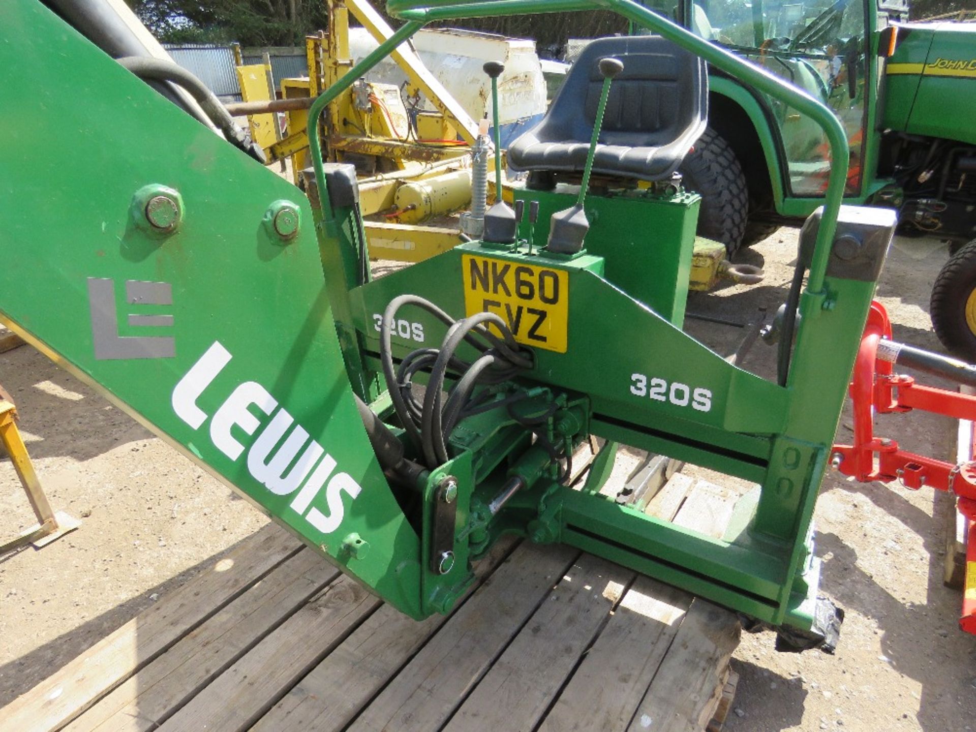LEWIS 320S BACK HOE ATTATCHMENT FOR TRACTOR, PREVIOUSLY FITTED ON A JOHN DEERE 3520 TRACTOR - Image 4 of 4
