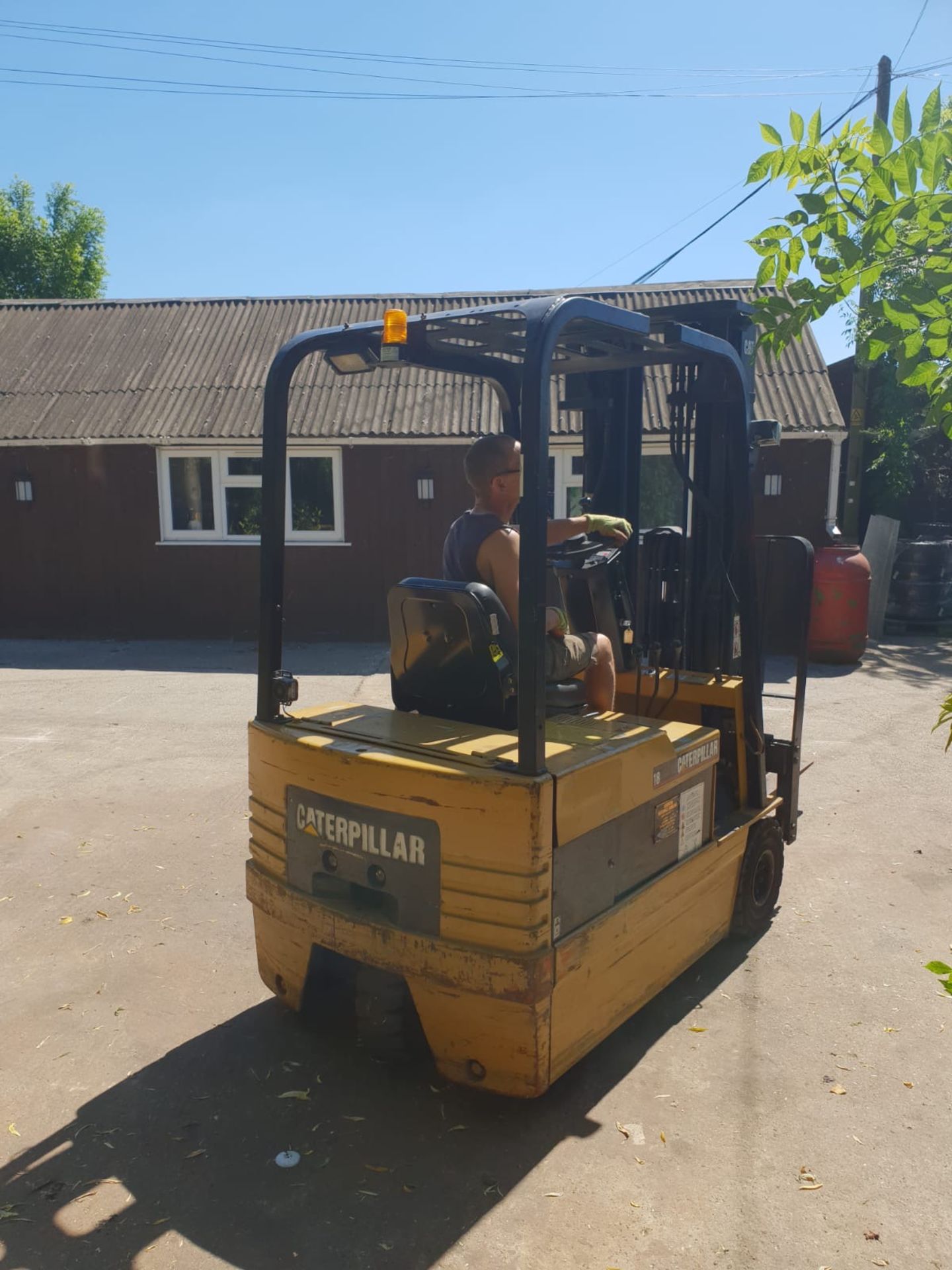 CATERPILLAR CAT EP18 1.8TONNE RATED BATTERY FORKLIFT WITH CHARGER - Image 3 of 4