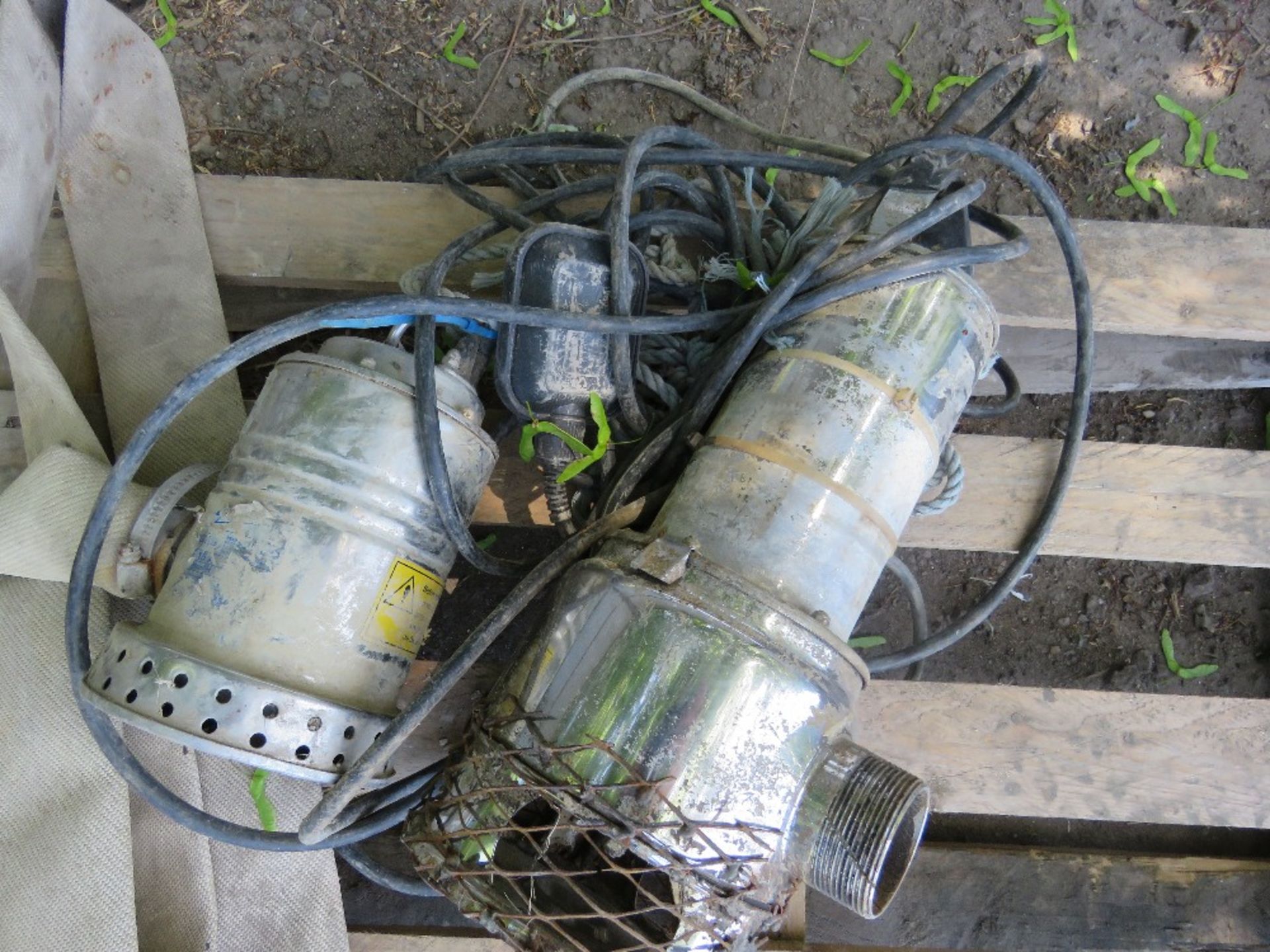 2X PALLETS CONTAINING 4X SUBMERSABLE PUMPS 24 VOLT BATTERY DRILL AND 110 VOLT TRANSFORMER - Image 3 of 4