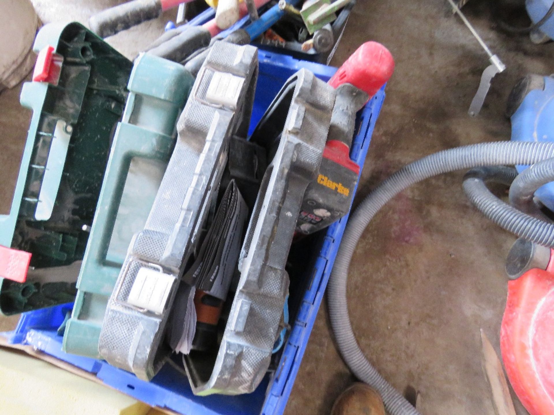 Box of grouting sponges, power tools, hand tools and sundry items...sourced frm company liquidation - Image 3 of 5