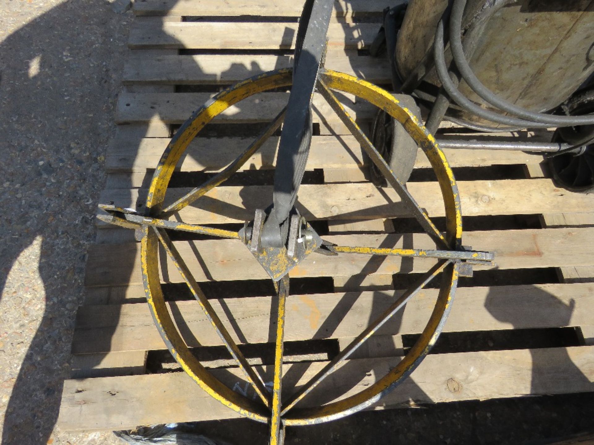 BARREL LIFTING ATTATCHMENT FOR FORKLIFT sourced from company liquidation - Image 2 of 2