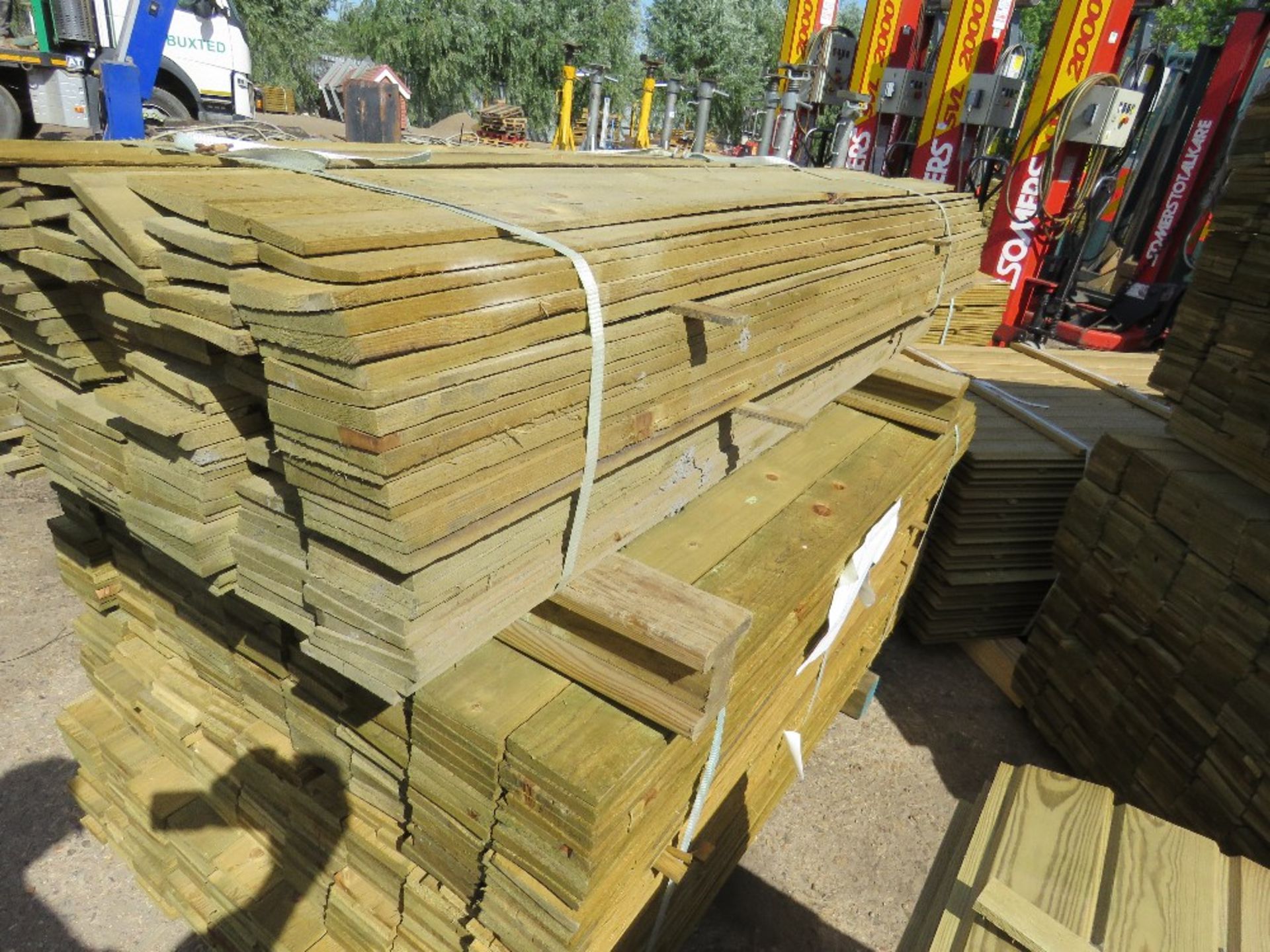 2 X PACK OF FEATHER EDGE FENCE TIMBER CLADDING 1@1.64METRE LENGTH X 10CM WIDE 1@1.5METRE LENGTH - Image 3 of 3