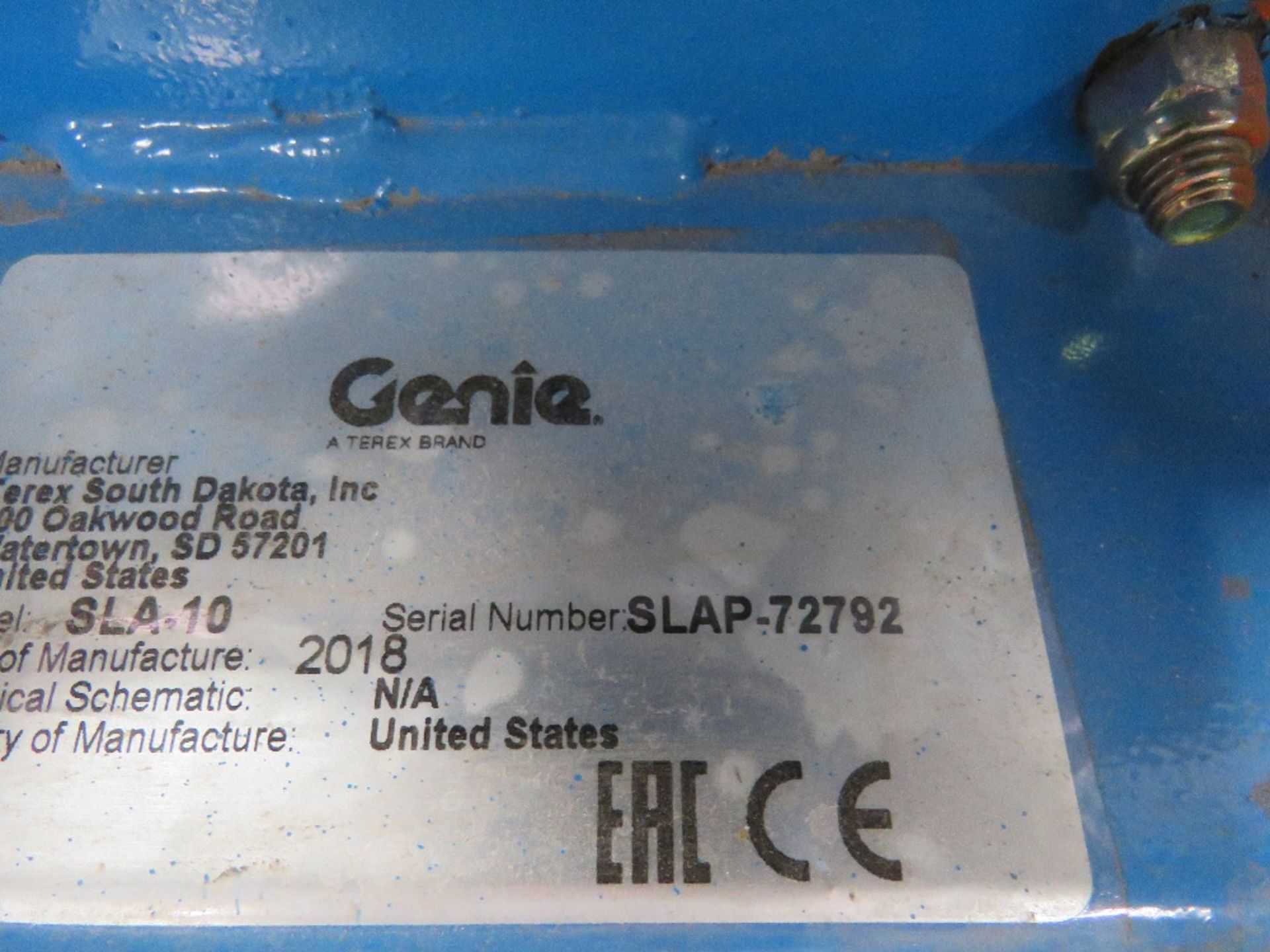 GENIE SUPERLIFT SLA10 MATERIAL HOIST COMPLETE WITH FORKS, YEAR 2018. WHEN TESTED WAS SEEN TO LIFT A - Image 4 of 4