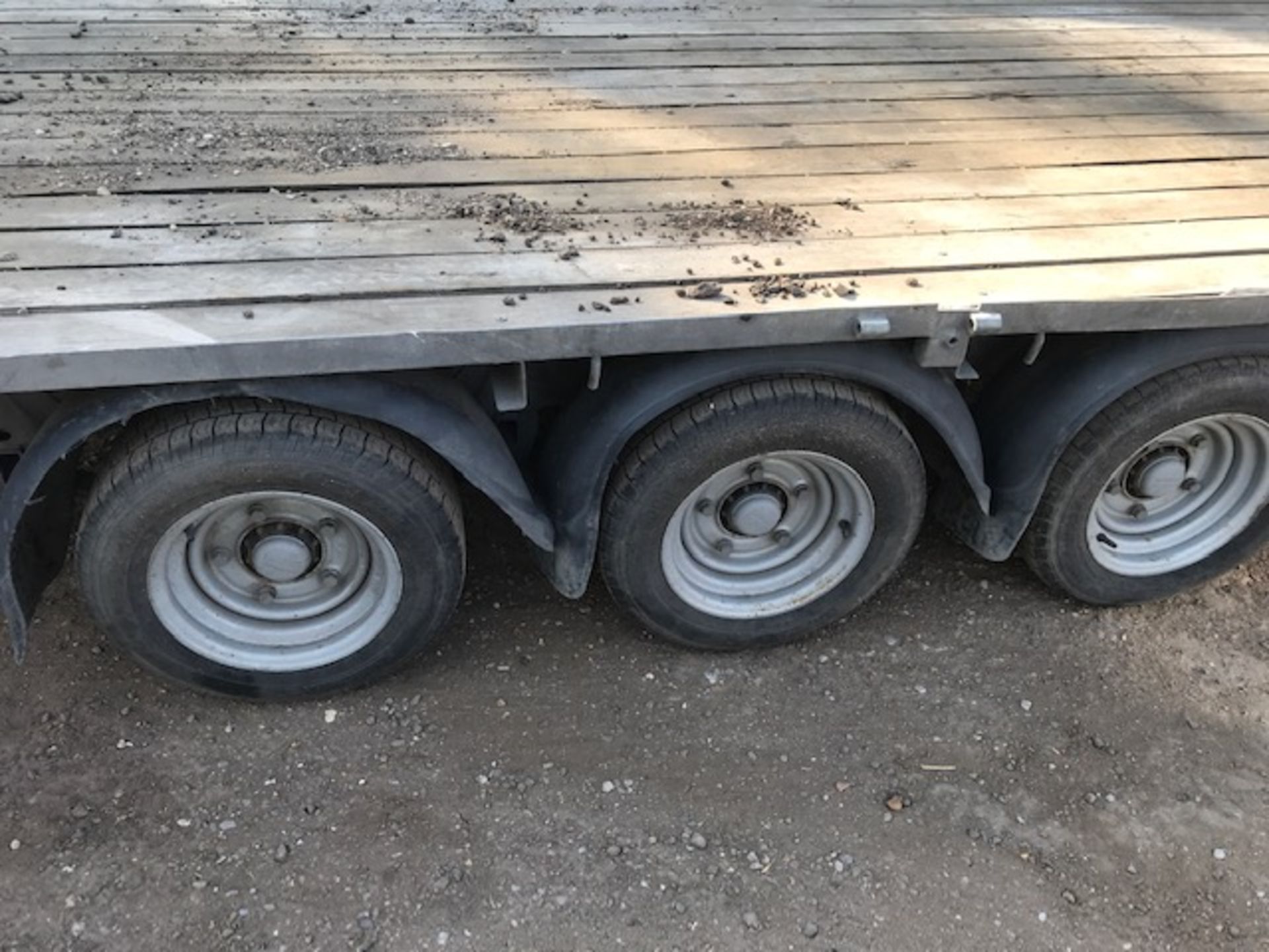 IFOR WILLIAMS TRI AXLE 14 FT. FLAT TRAILER WITH HEAVY DUTY FLOOR AND LED LIGHTS YEAR 2016 BUILD 6 FT - Image 9 of 12
