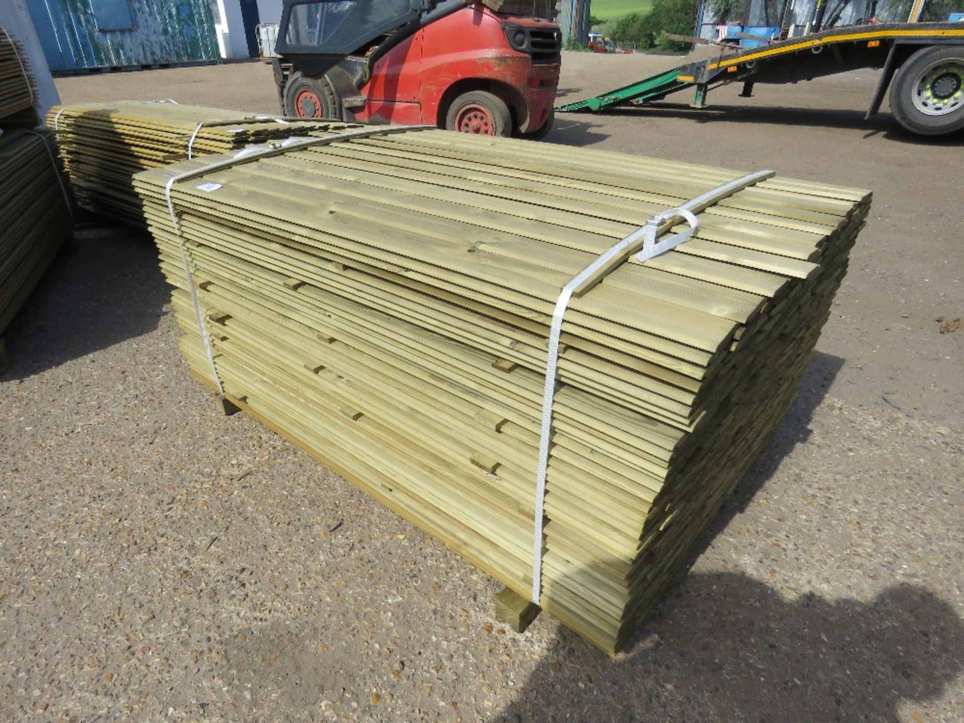 1 X PACK OF SHIPLAP TIMBER FENCE CLADDING @ 1.55M X 9CM WIDE X 1.5CM DEEP APPROX - Image 3 of 3