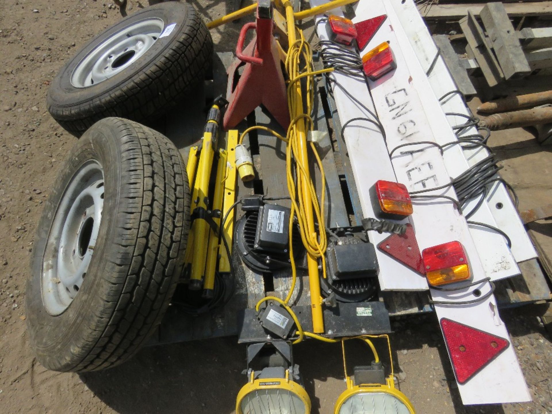 PALLET CONTAINING 2 X TRAILER WHEELS, 1 X AXLE STAND, WORK LIGHTS AND 4 X TRAILER LIGHT BOARDS - Image 2 of 3