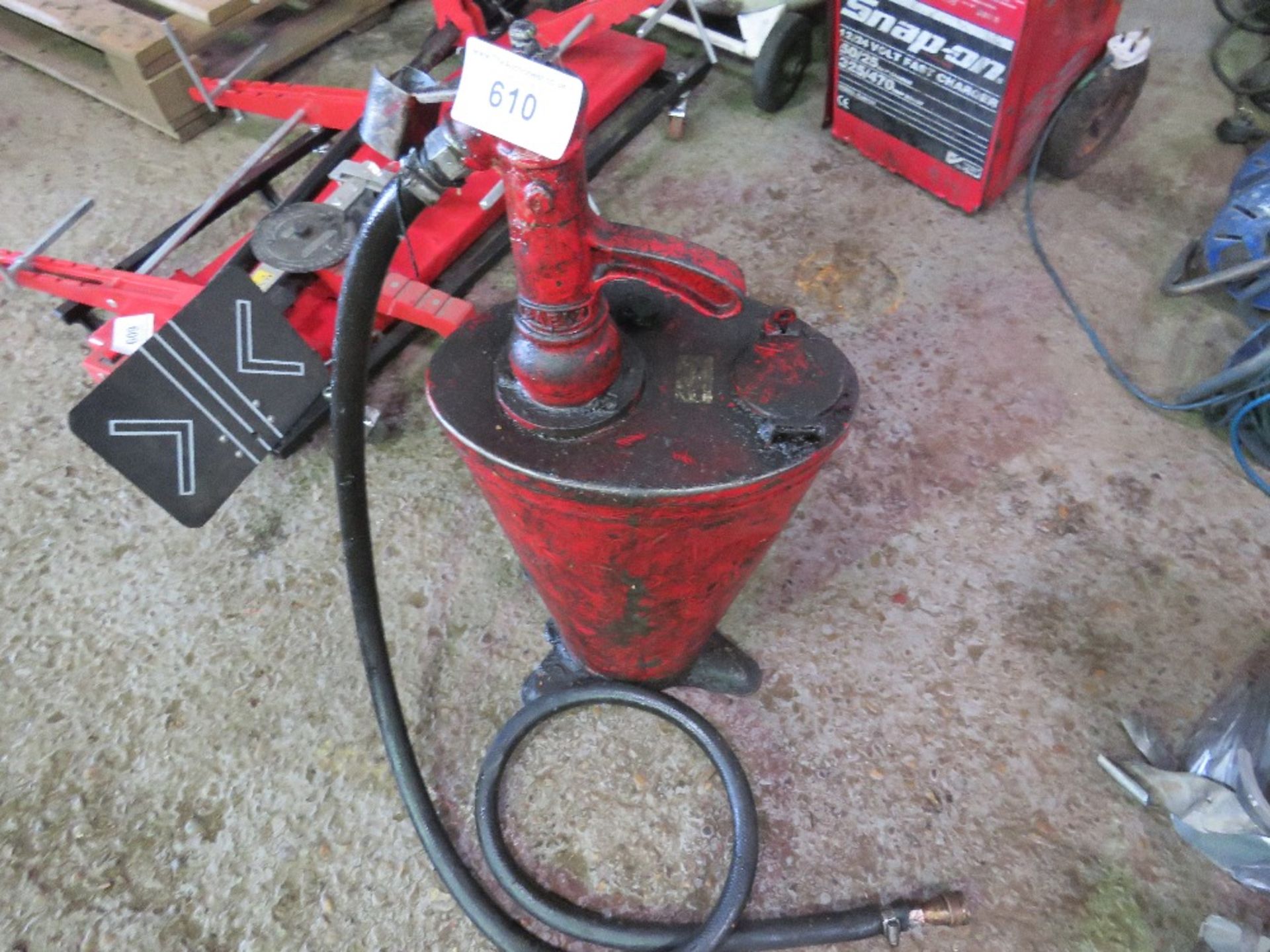 HAND OPERATED OIL FILLING CANISTER