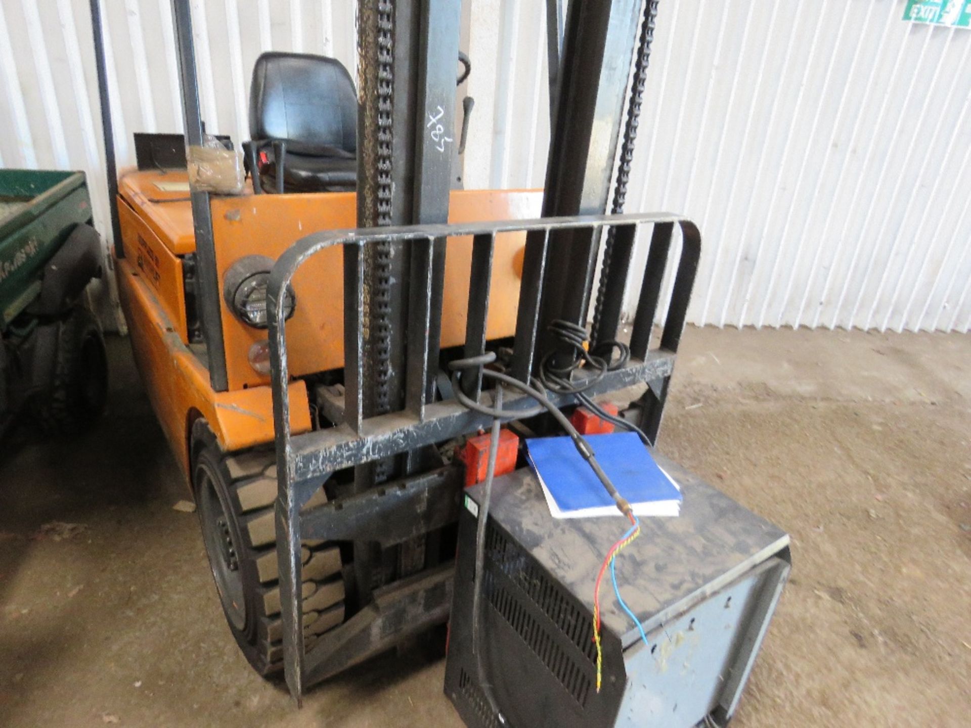 STILL R60-30 ELECTRIC BATTERY POWERED FORKLIFT WITH CHARGER, YEAR 1995. 5472 REC HRS, EX COMPANY