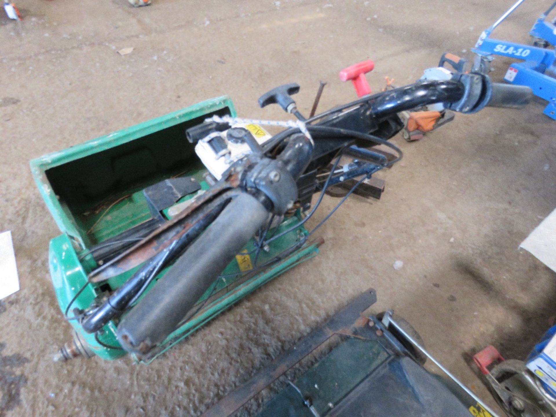 RANSOMES SUPER CERTES 6 CYLINDER MOWER. WHEN TESTED WAS SEEN TO START AND RUN BUT NO DRIVE TO ROLLER - Image 4 of 5