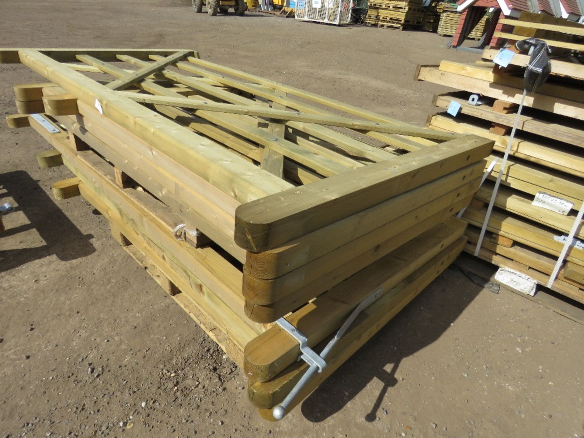 7 X ASSORTED WOODEN FIELD GATES: 1@2.4M, 1@1.5M, 3@2.1M, 1@2.7M, I@1.8M - Image 2 of 3